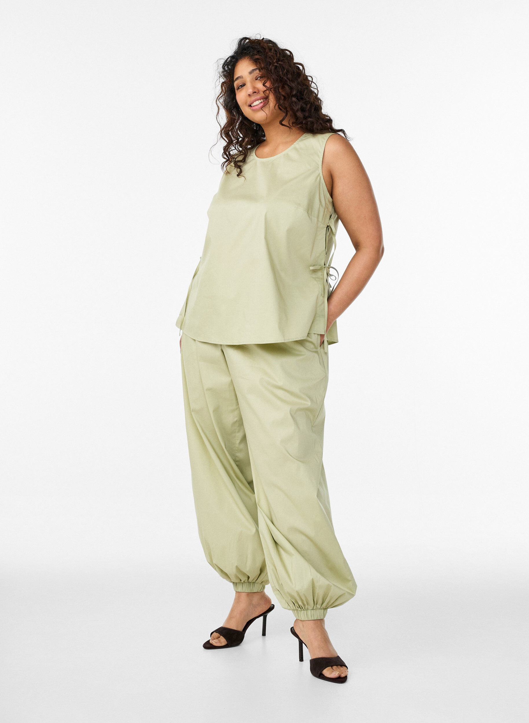 ZizziPantalon ballon taille haute avec ceinture &eacute;lastique, Vert clair, Model image number 0