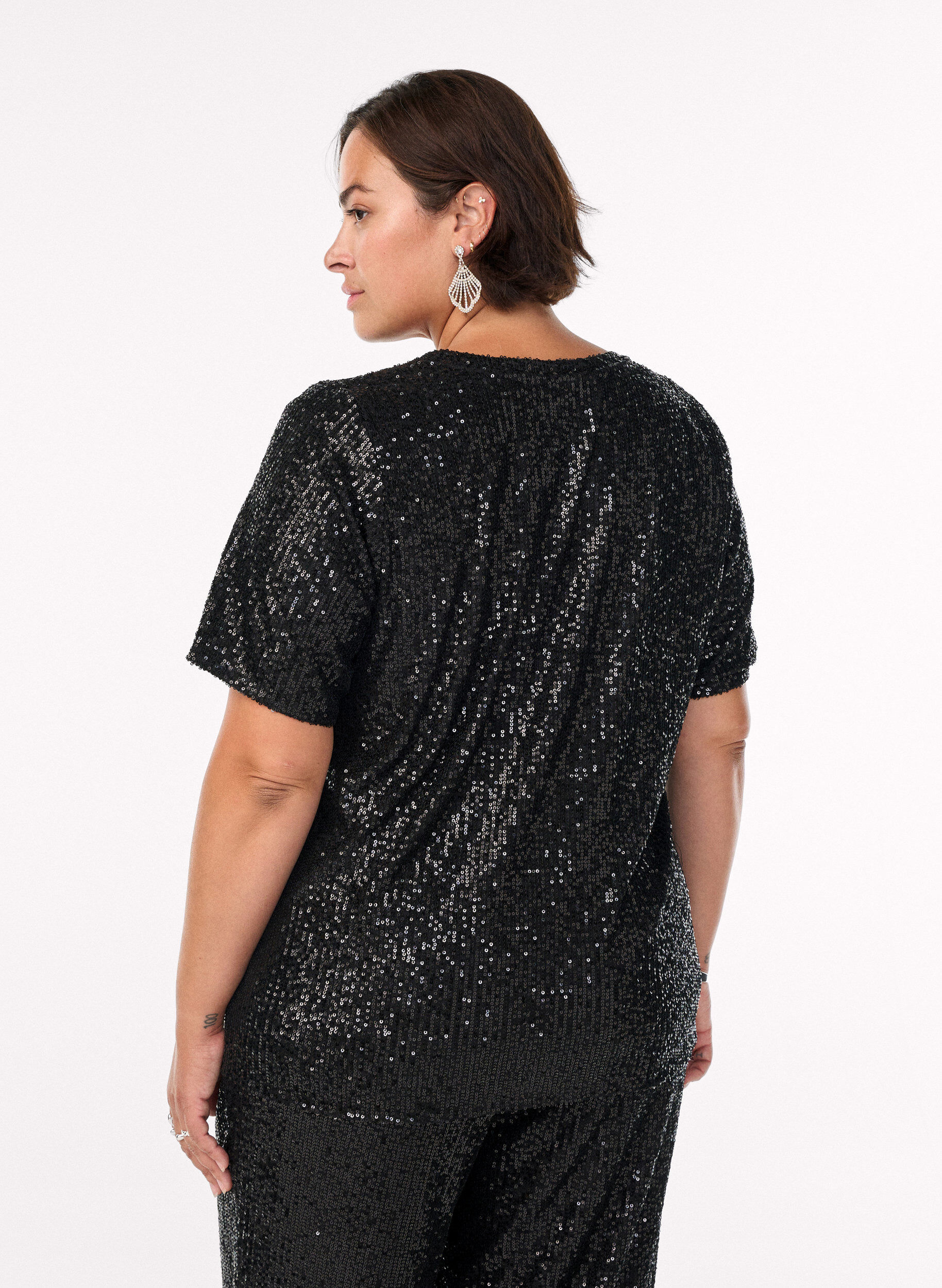 Zizzi Blouse &agrave; paillettes avec col en V et manches courtes, Noir, Model image number 2