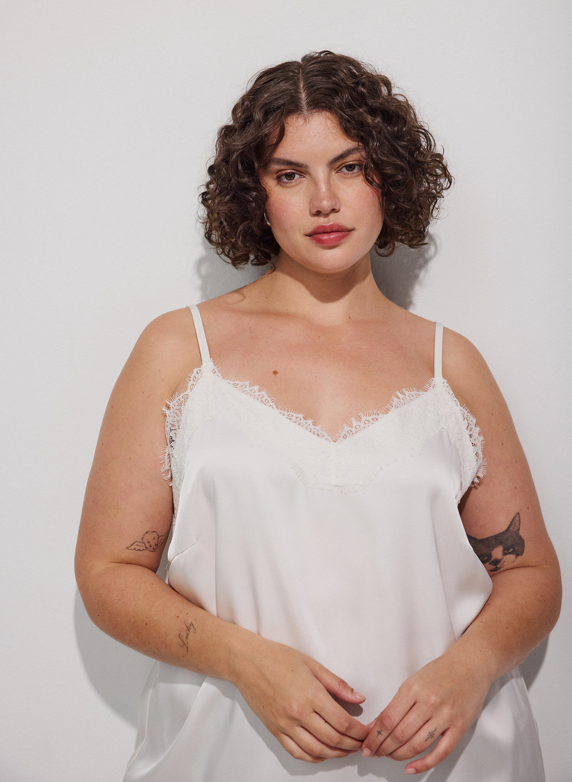ZizziTop &agrave; fines bretelles avec dentelle et ourlet asym&eacute;trique, Vanille, Model image number 3