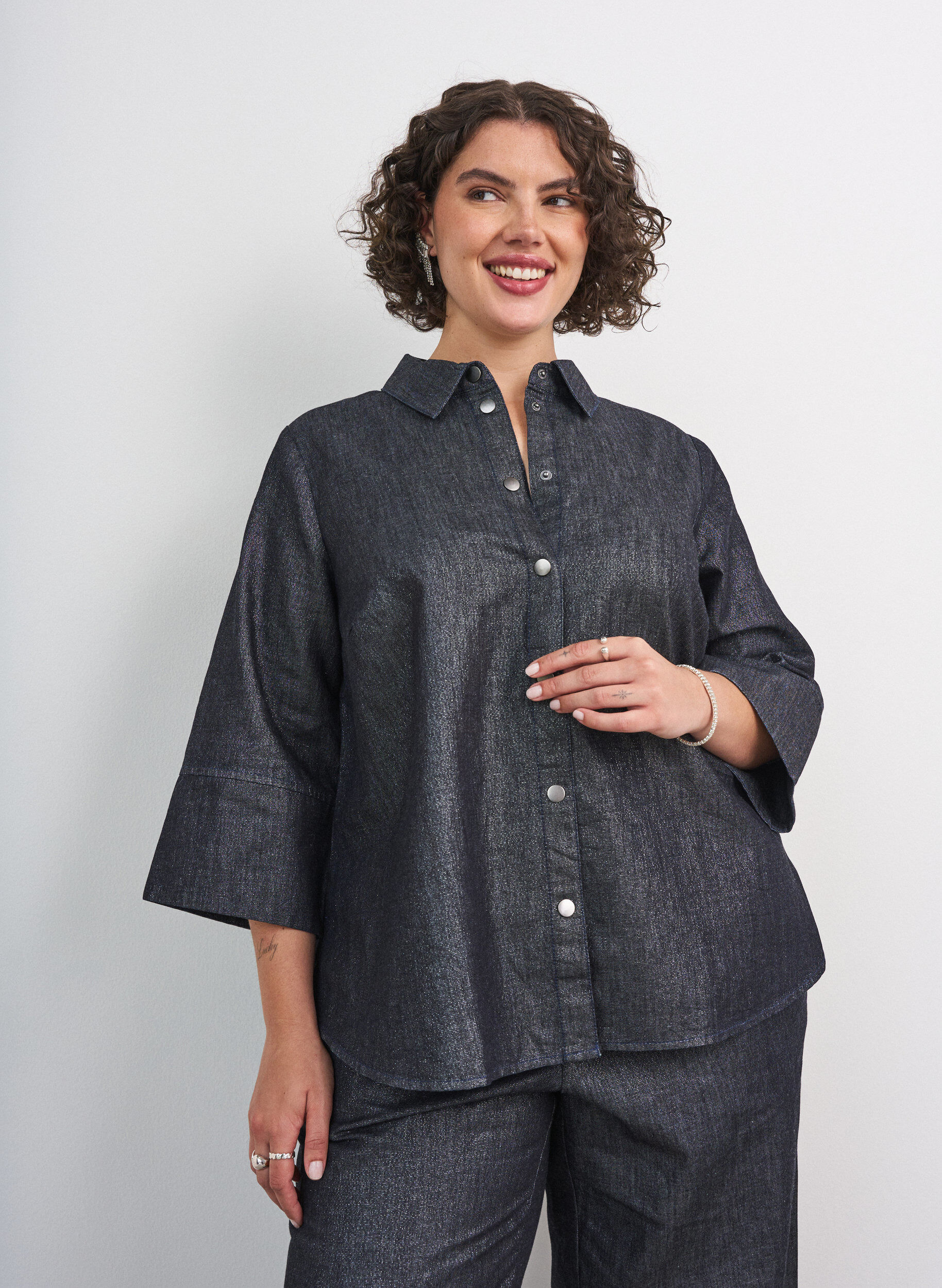 Chemise en jean avec fil paillet&eacute; et manches 3/4, Gris anthracite, Model
