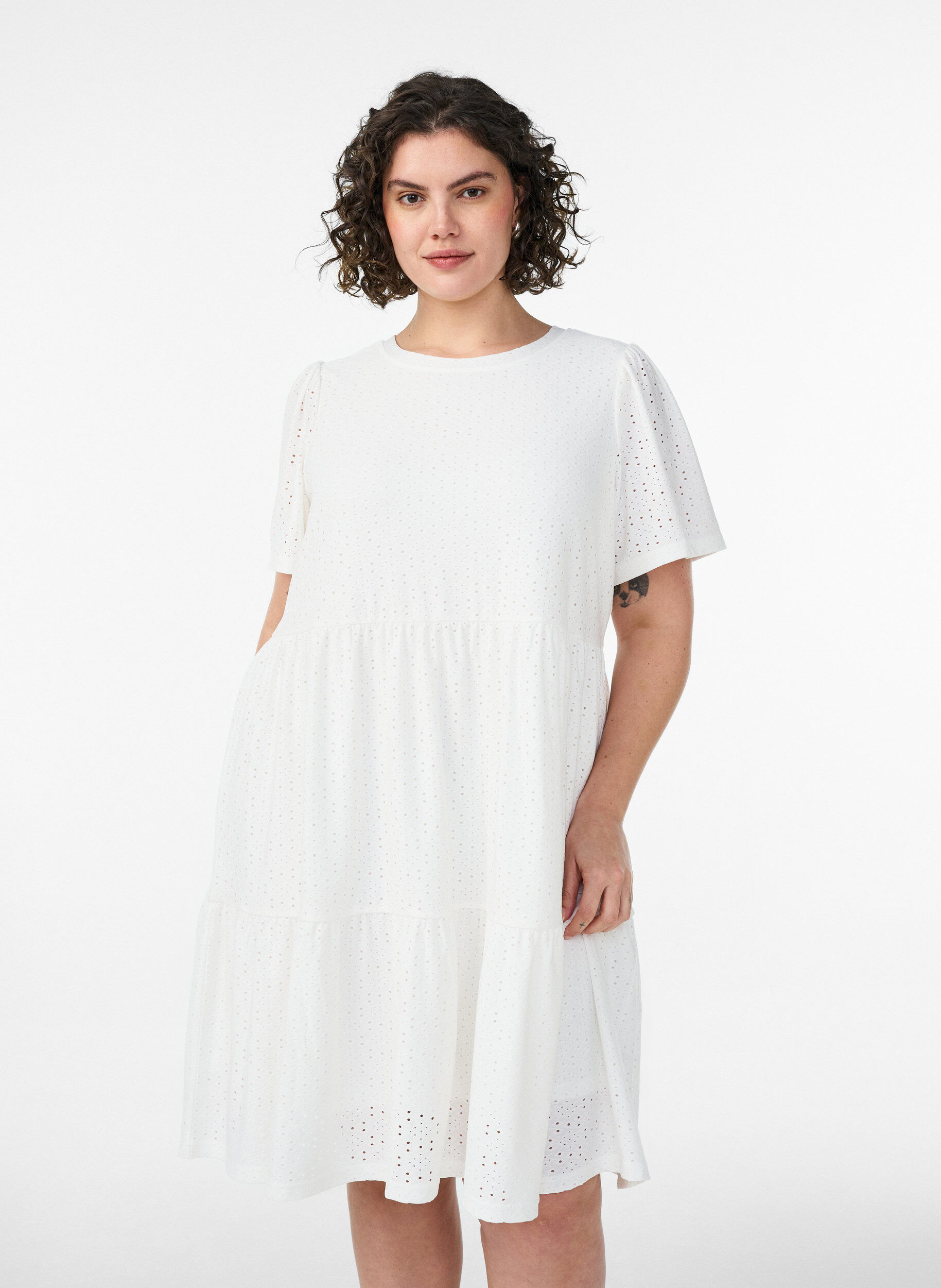 ZizziRobe courte avec motif en dentelle et jupe &agrave; volants, Blanc, Model image number 0