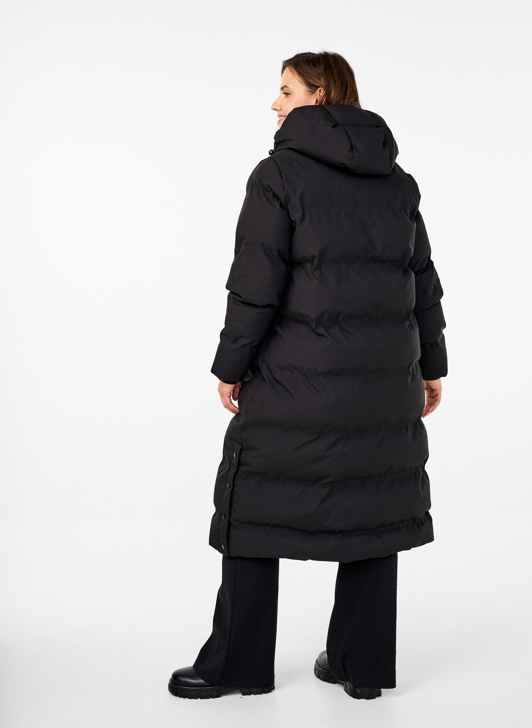 Zizzi Manteau d'hiver long et matelass&eacute; avec capuche, Noir, Model image number 1