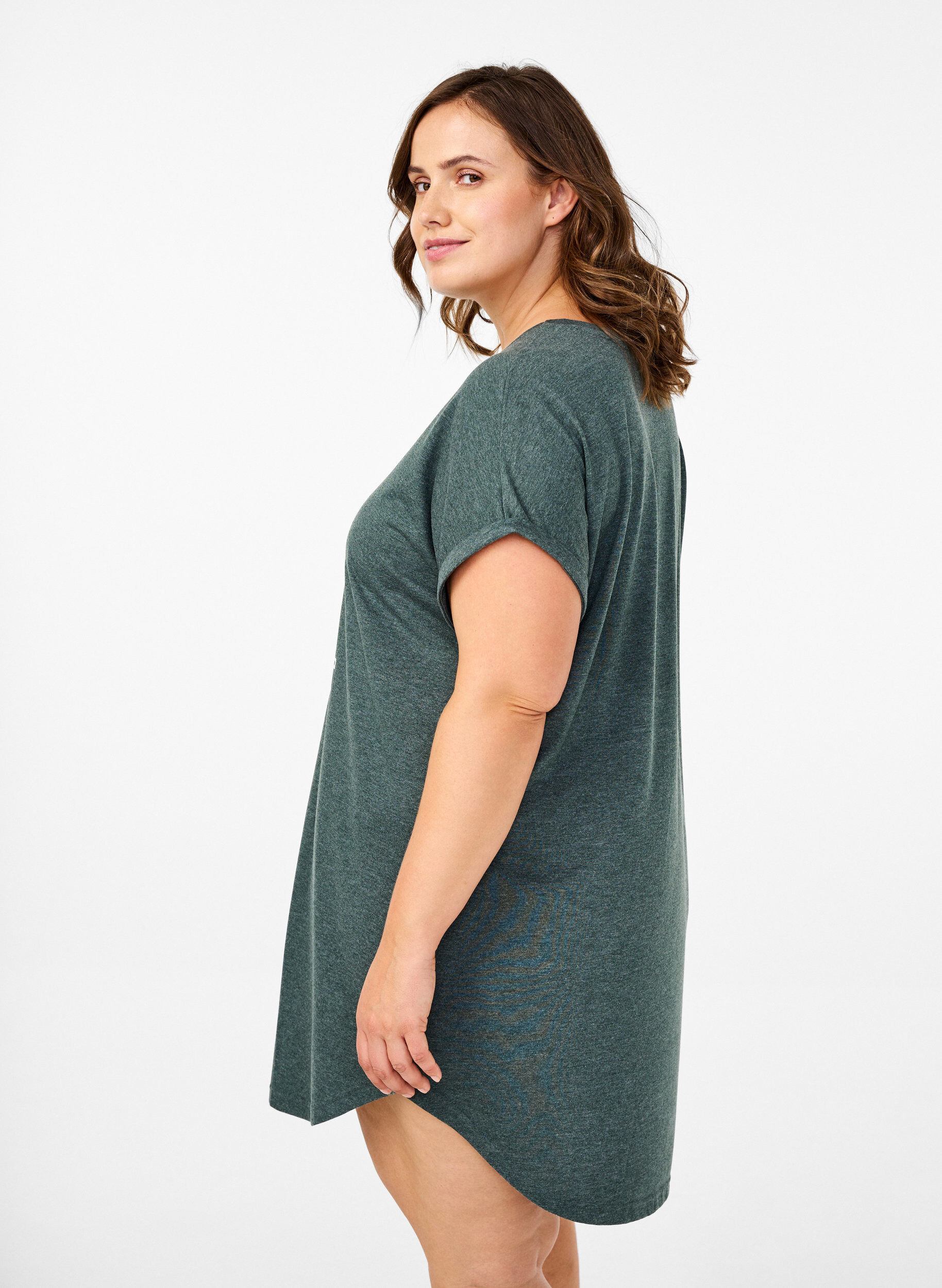 Zizzi Chemise de nuit &agrave; manches courtes avec imprim&eacute; de texte, , Model image number 2