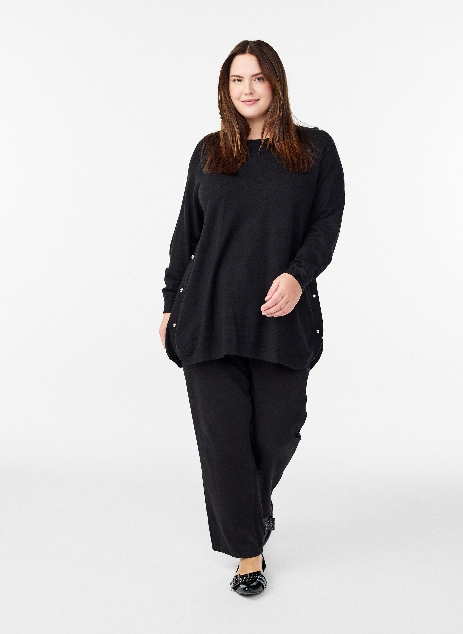 Zizzi Blouse en maille avec boutons sur le c&ocirc;t&eacute;, Noir, Model image number 1