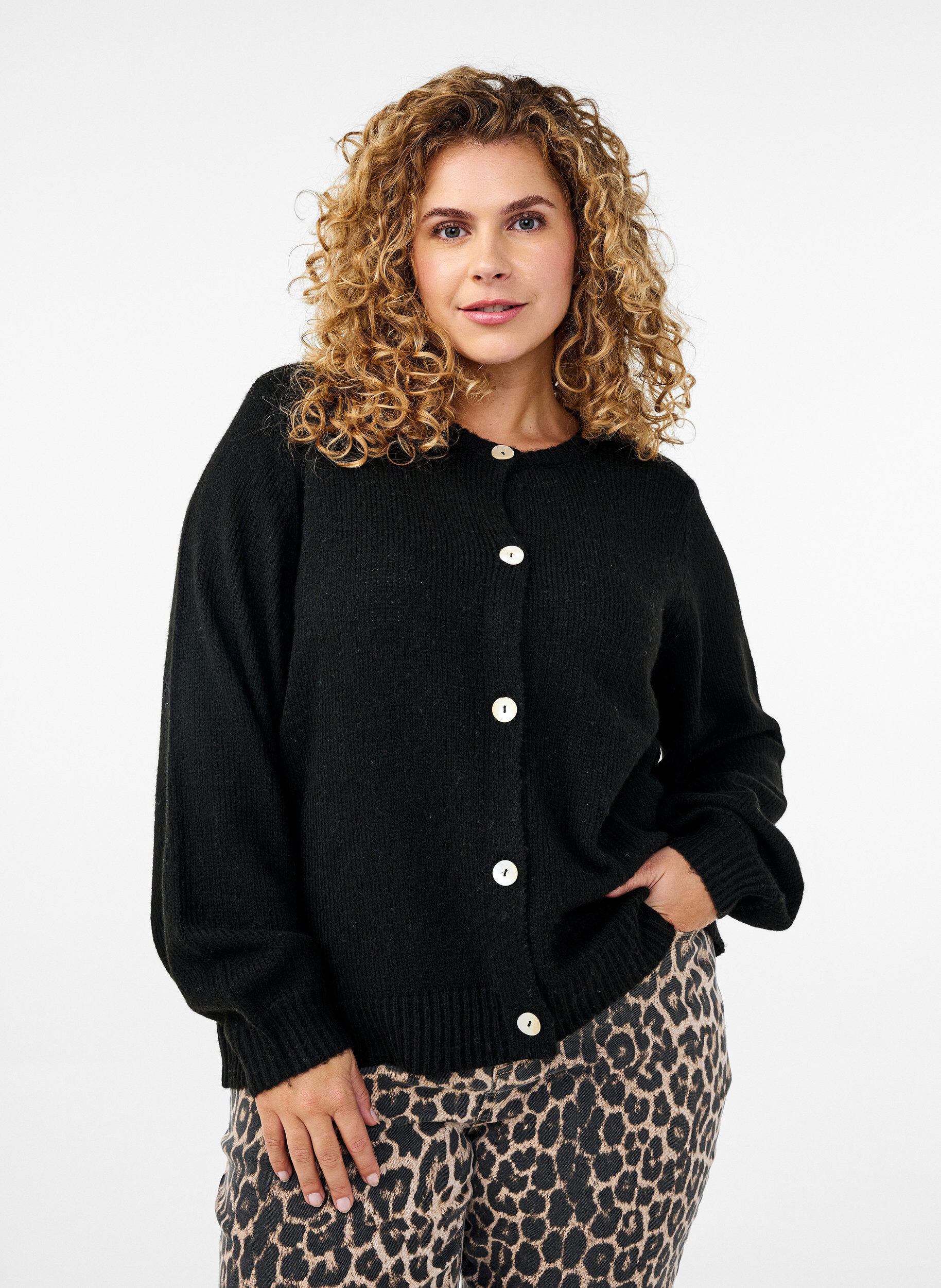 Zizzi Cardigan en maille comportant de la laine et des boutons, Black Solid, Model image number 0