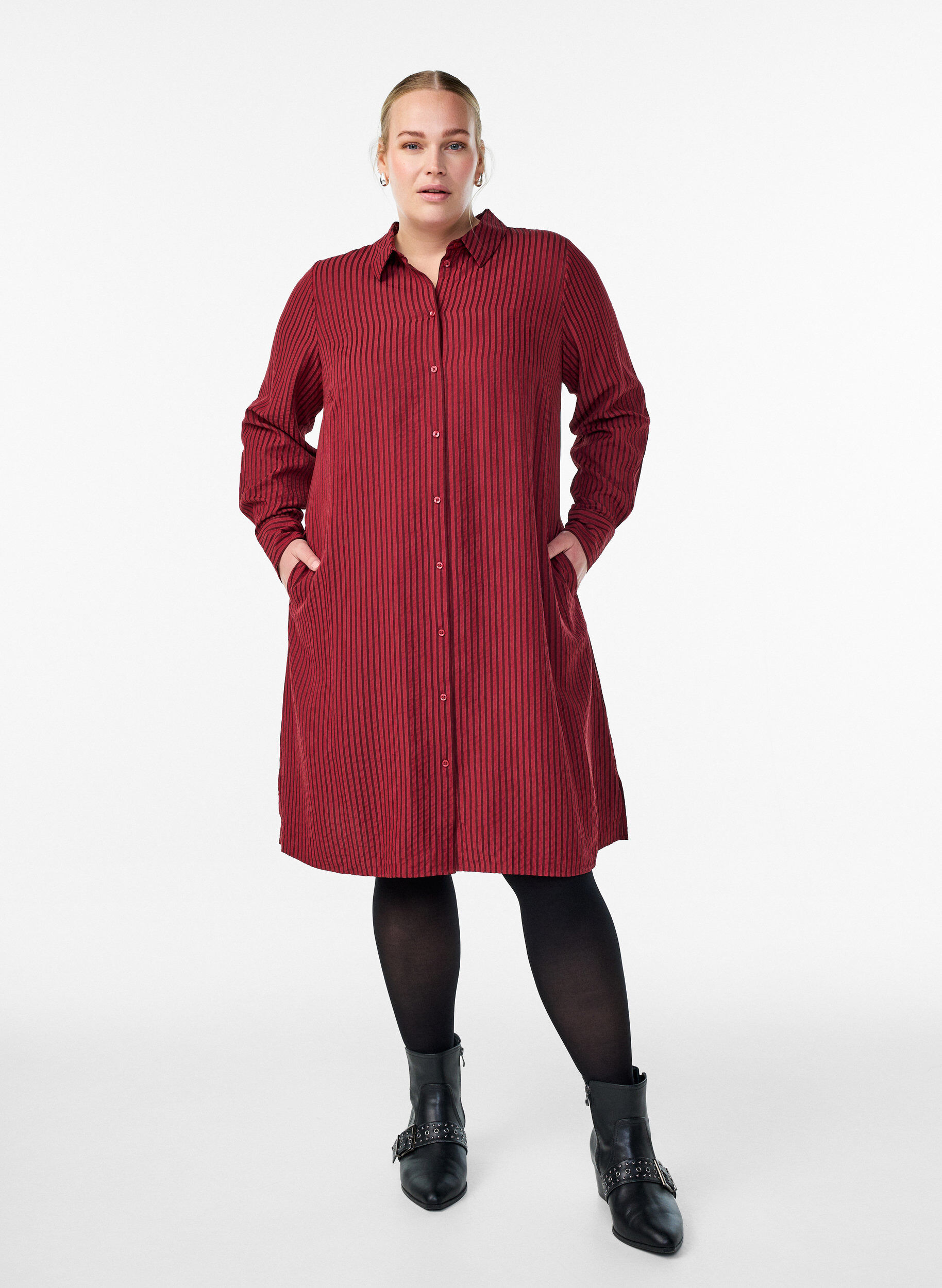 Zizzi Chemise longue &agrave; rayures avec d&eacute;tail bouton au dos, Bordeaux, Model image number 1