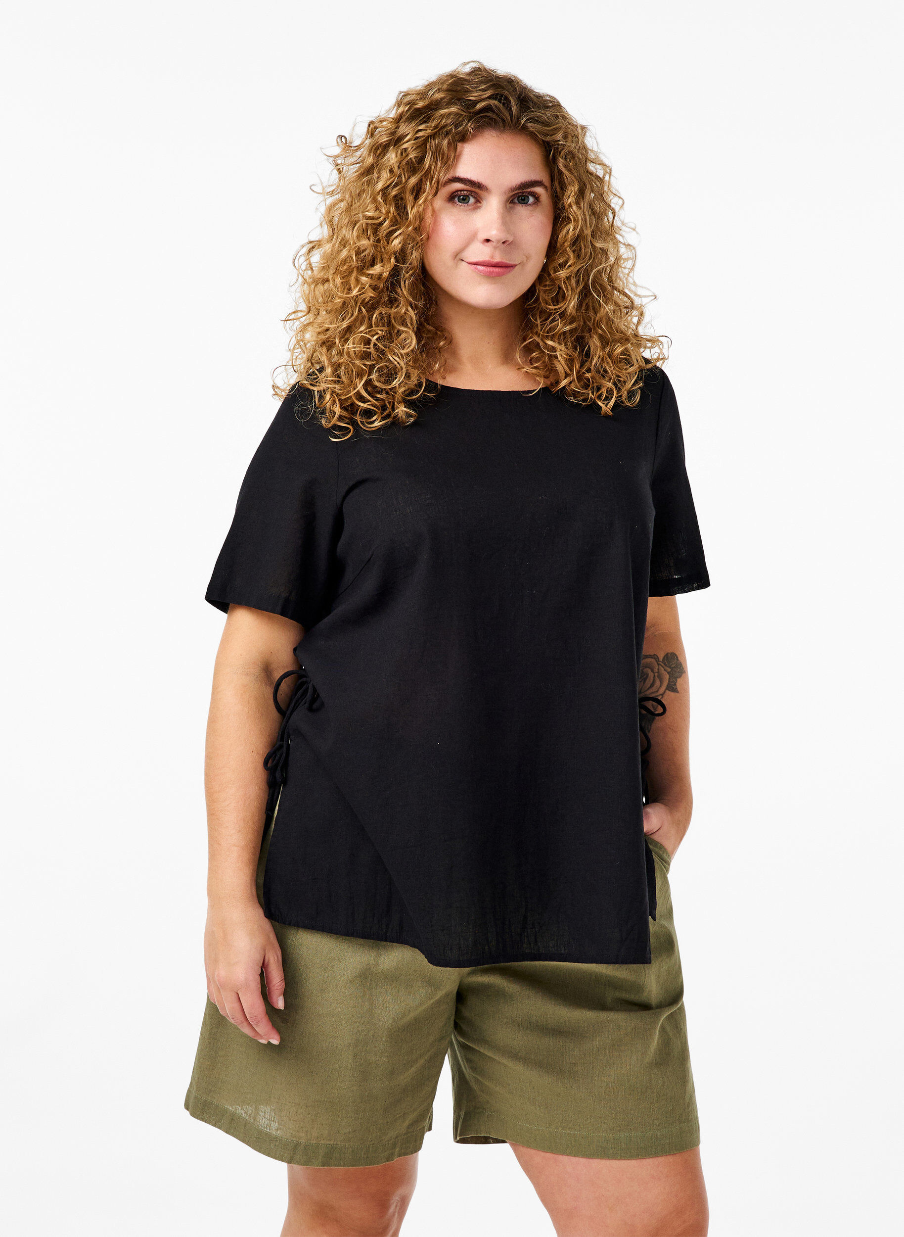 Zizzi Short ample en m&eacute;lange de coton avec du lin, Deep Lichen Green, Model image number 0