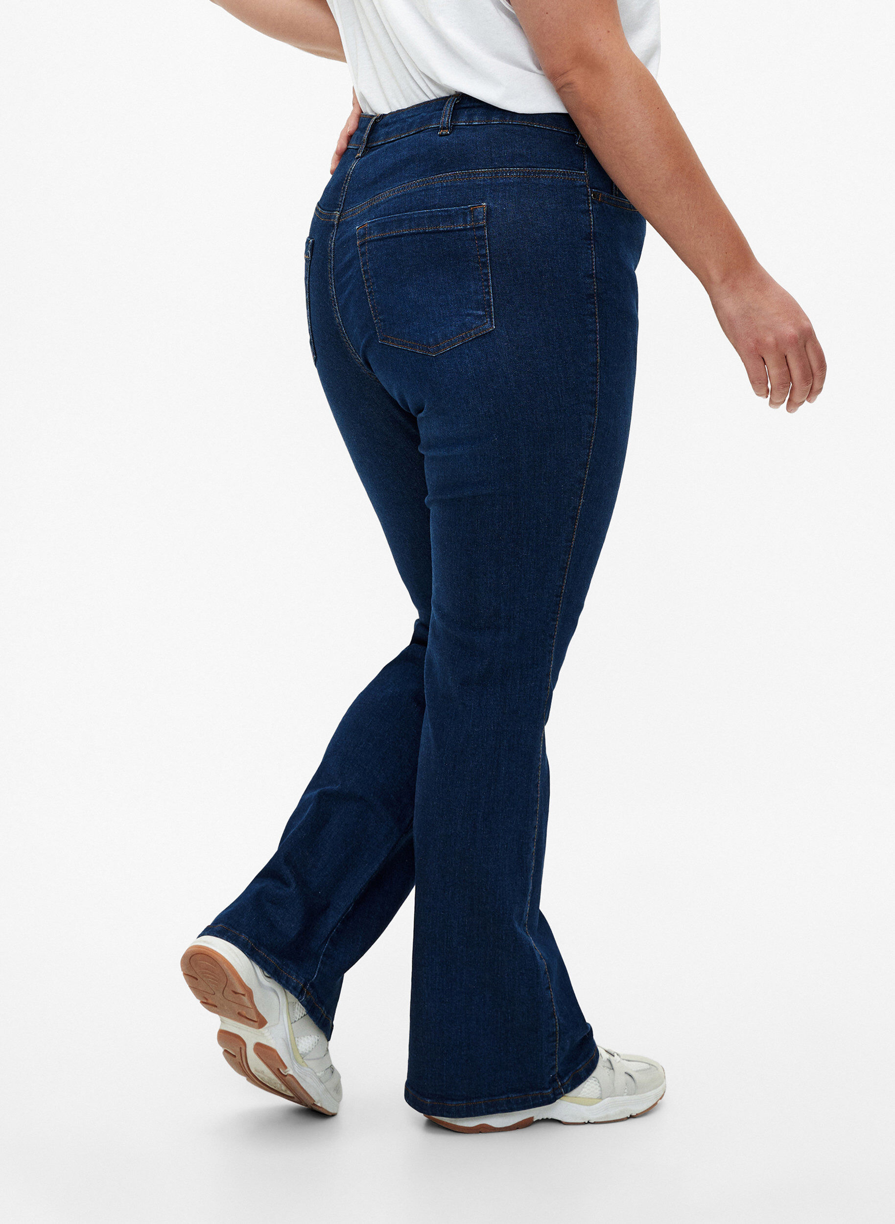 Zizzi Jeans bootcut Ellen &agrave; taille haute, Bleu, Model image number 3