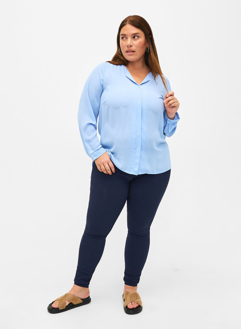 Chemise de couleur unie avec col en V, Serenity, Model image number 2