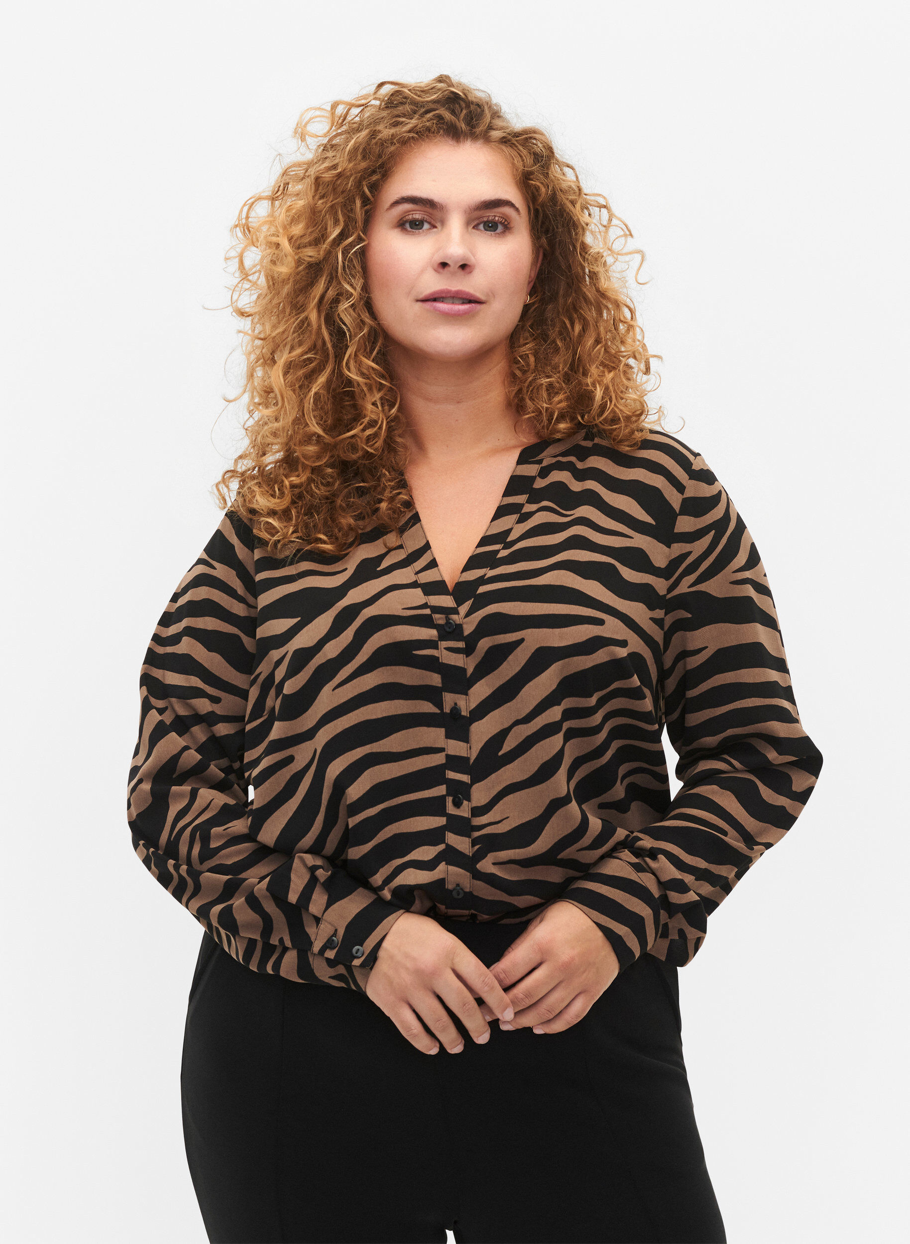 Zizzi Chemise &agrave; col en V avec imprim&eacute; z&egrave;bre, Black/Brown Zebra, Model image number 0