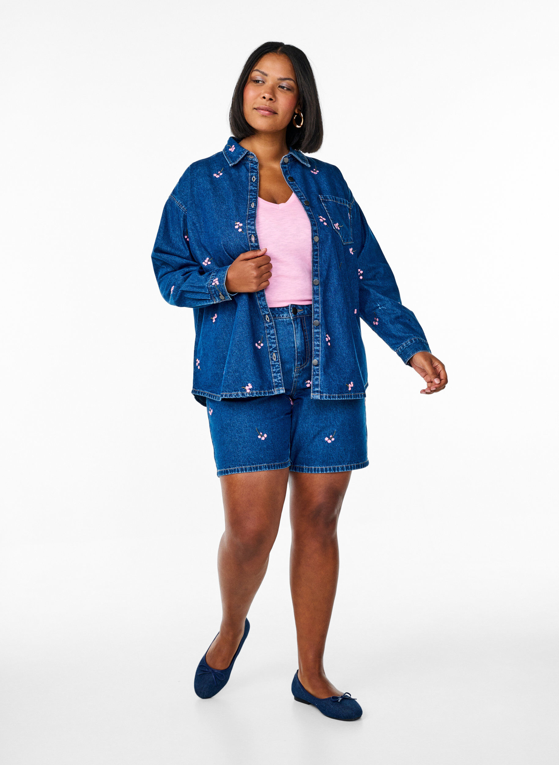 ZizziShorts en jean avec des fleurs brod&eacute;es, Bleu intense, Model image number 1