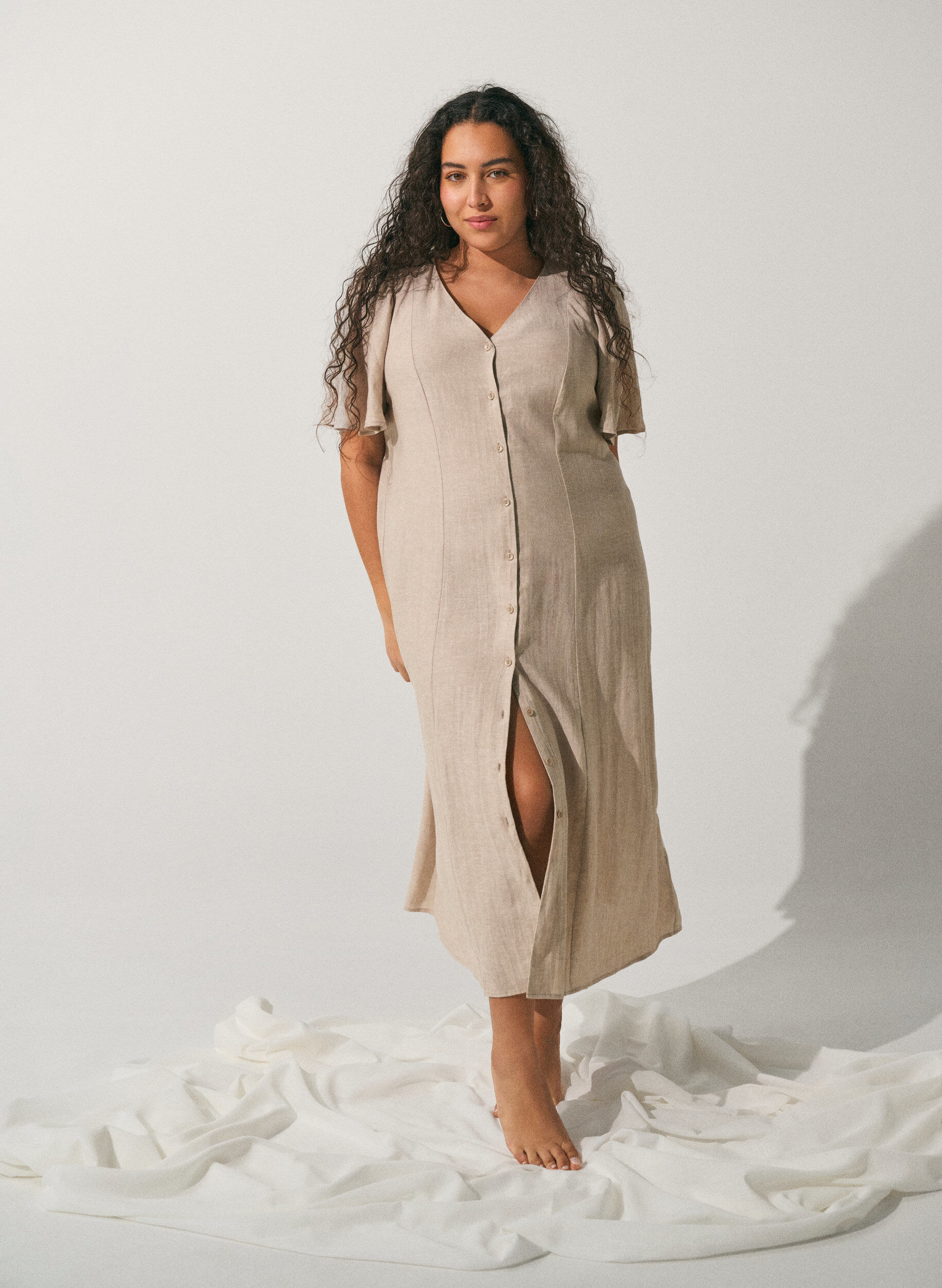 Zizzi Robe midi en lin et viscose avec manches &agrave; volants, Beige, Image image number 0