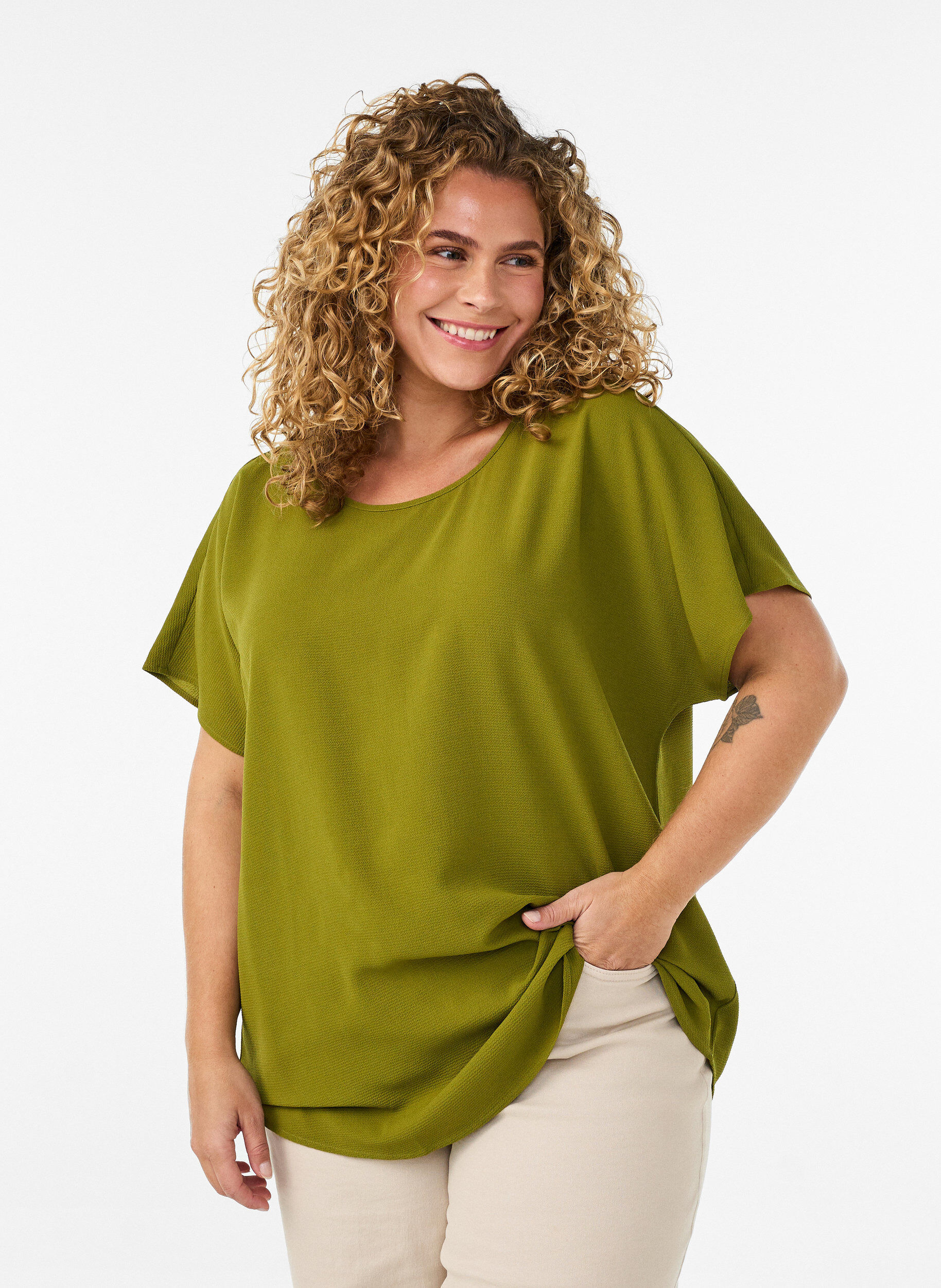 Blouse with short sleeves and a round neckline, Vert, Model
