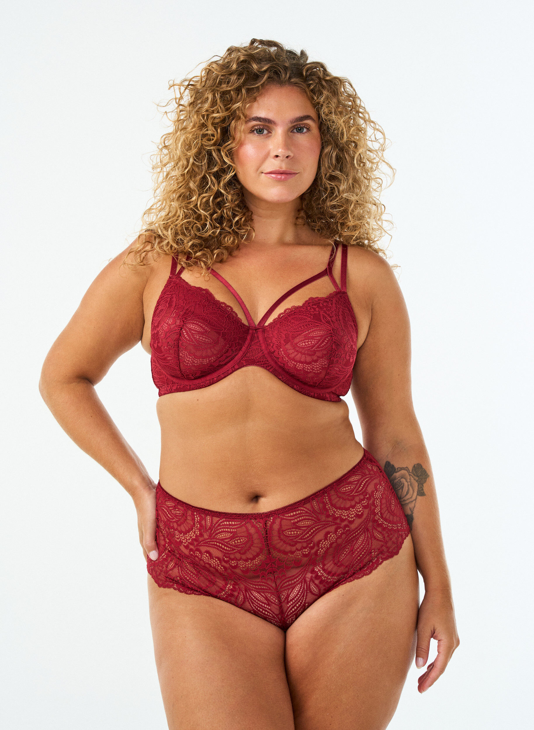 String hipster ouvert taille haute avec dentelle, Rouge, Model