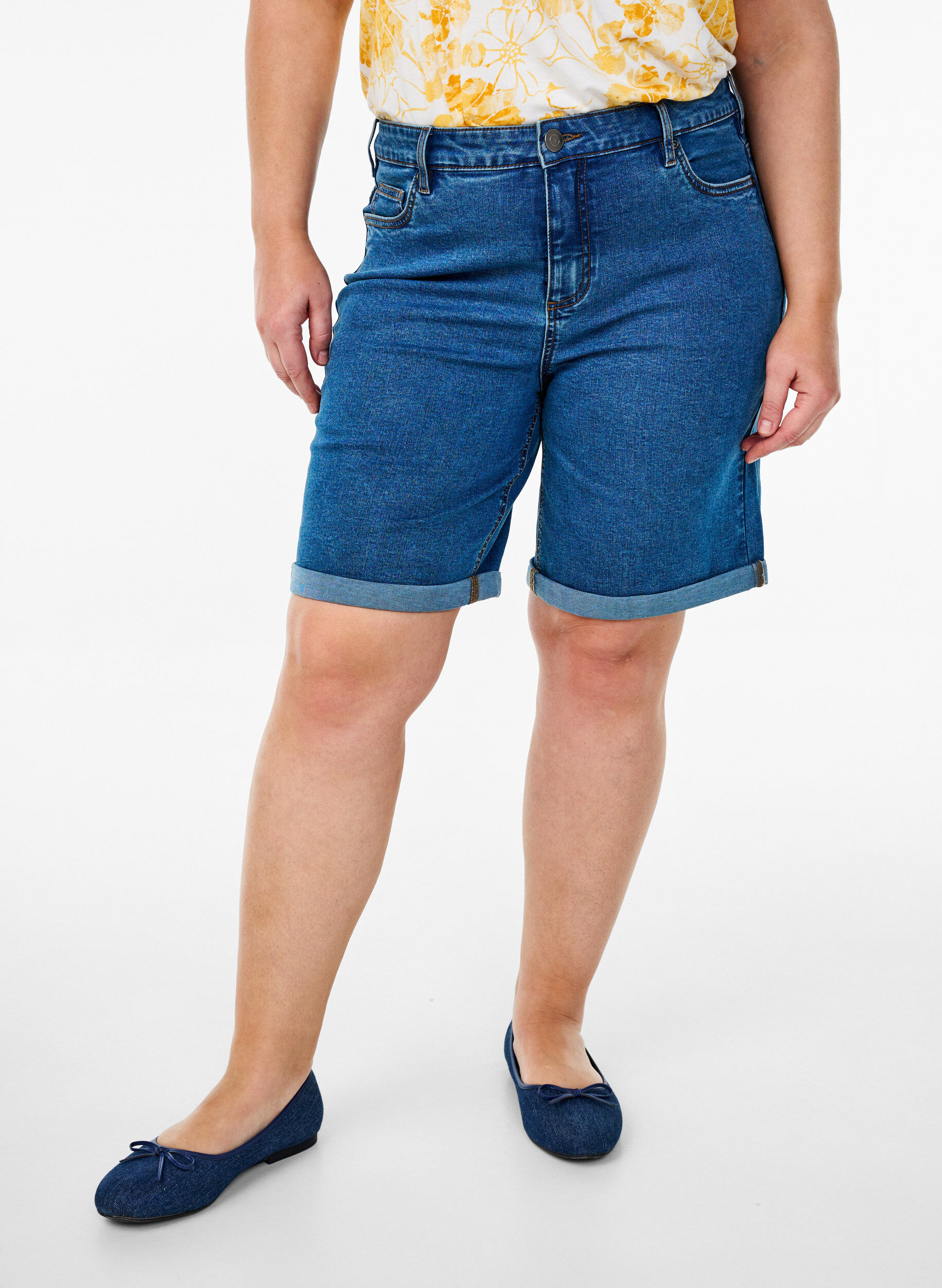 Zizzi Short en jean taille haute et coupe ajust&eacute;e, Bleu, Model image number 3