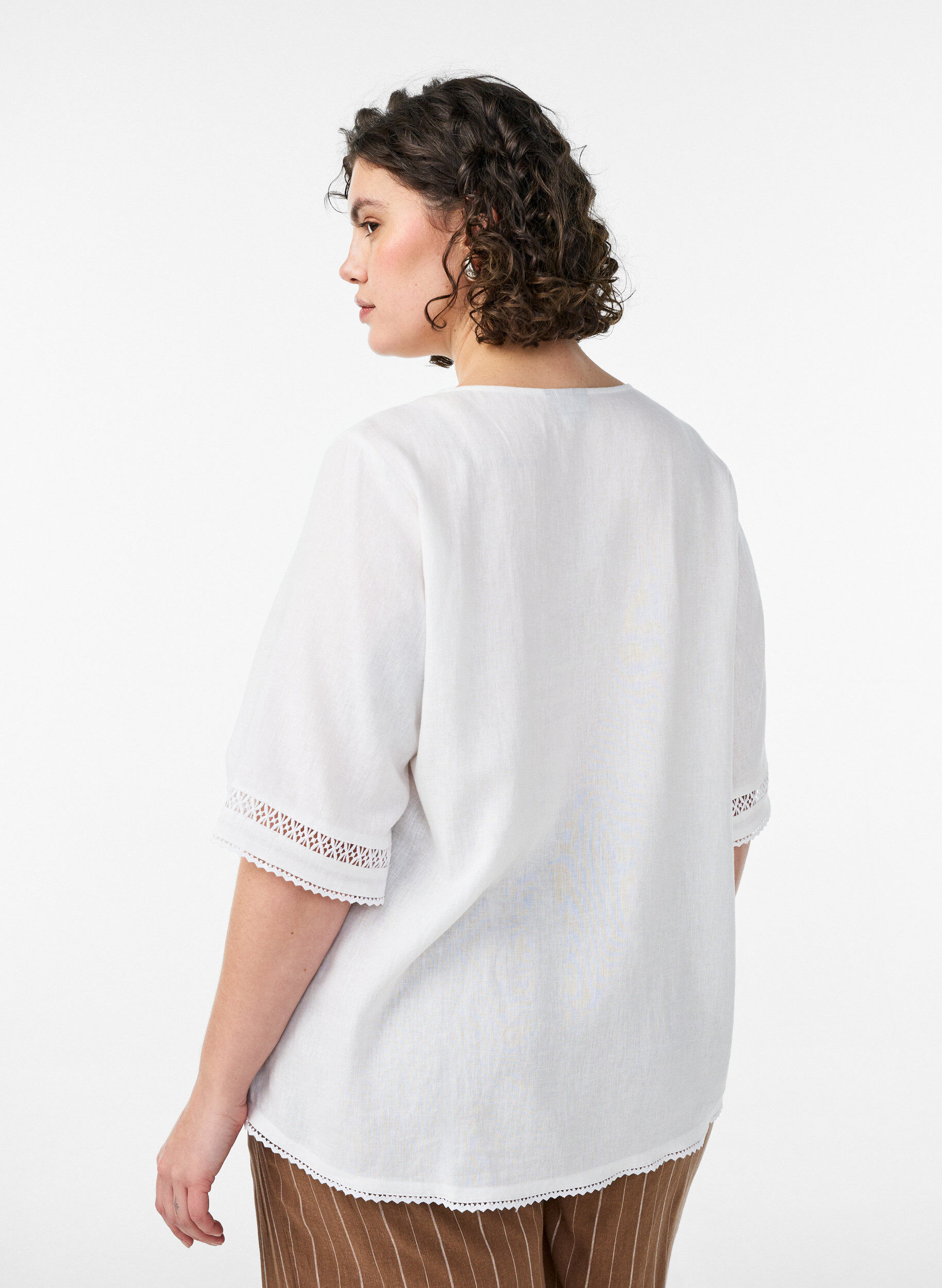 Zizzi Blouse en lin et viscose avec des d&eacute;tails au crochet, Blanc, Model image number 2