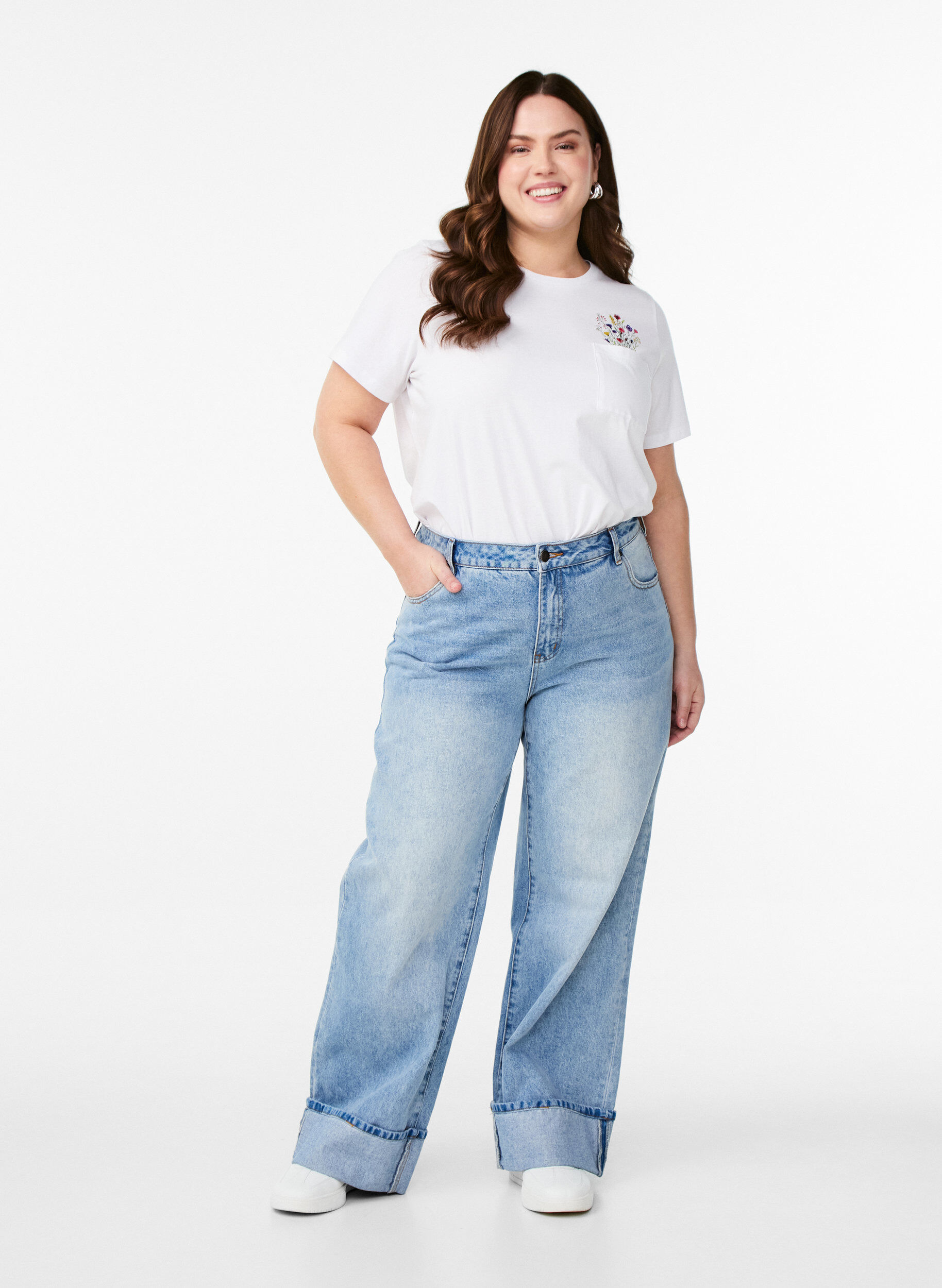 Zizzi T-shirt avec poche sur la poitrine, Blanc, Model image number 1