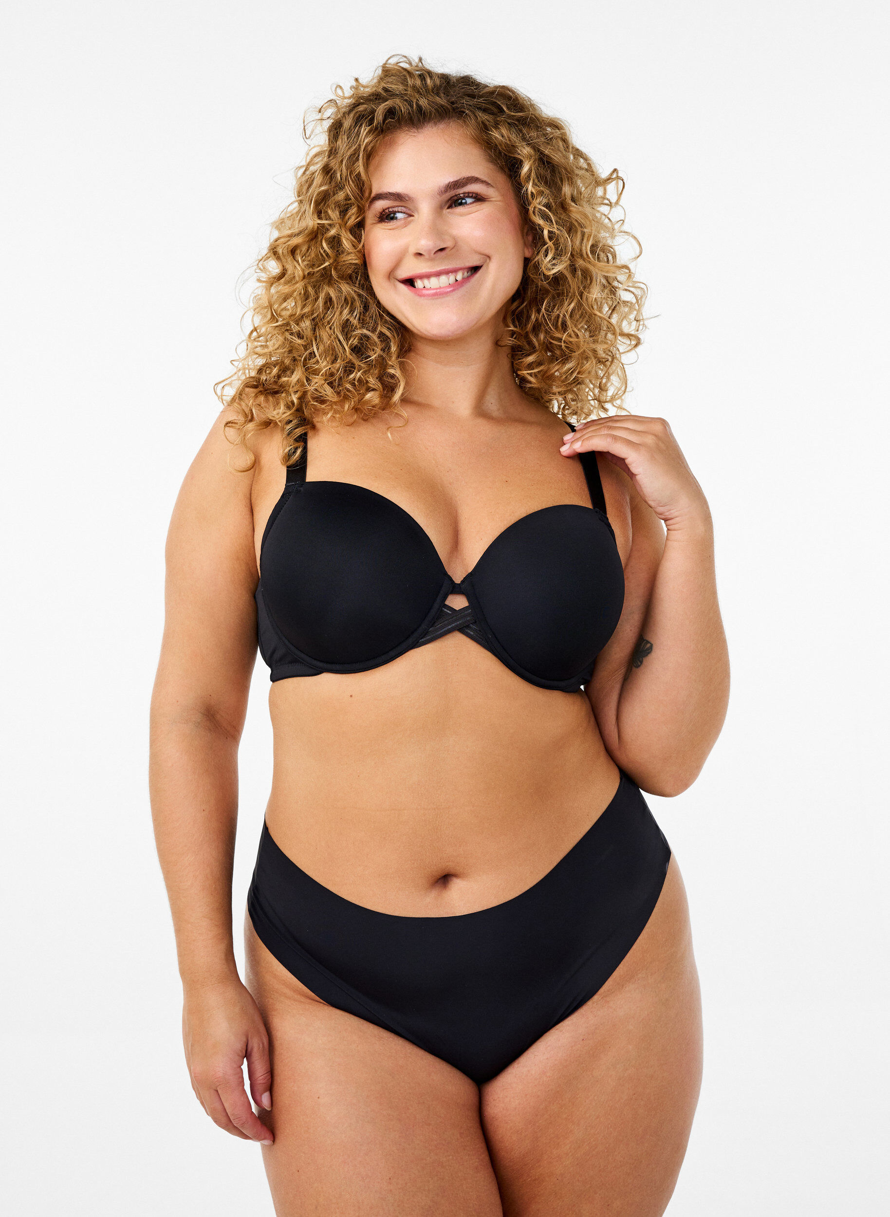 Zizzi Soutien-gorge moul&eacute; avec d&eacute;tail en forme de croix, Noir, Model image number 1