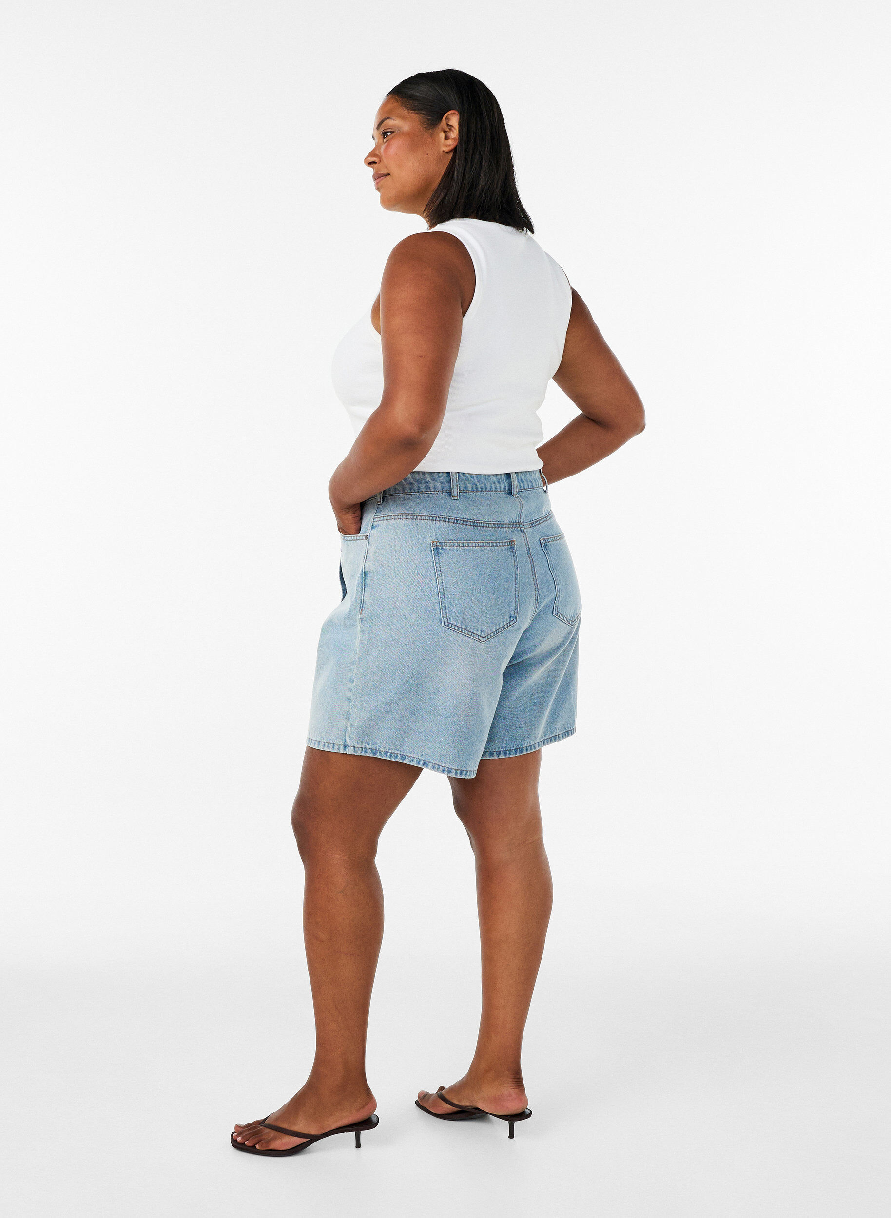 ZizziShort en denim effet portefeuille et taille haute, Bleu Clair, Model image number 2