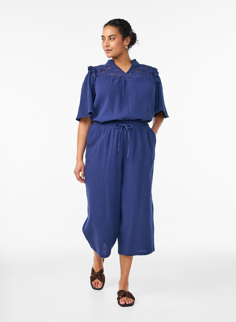 Blouse en mousseline de coton avec broderie anglaise et manches 1/2, Bleu, Model image number 1