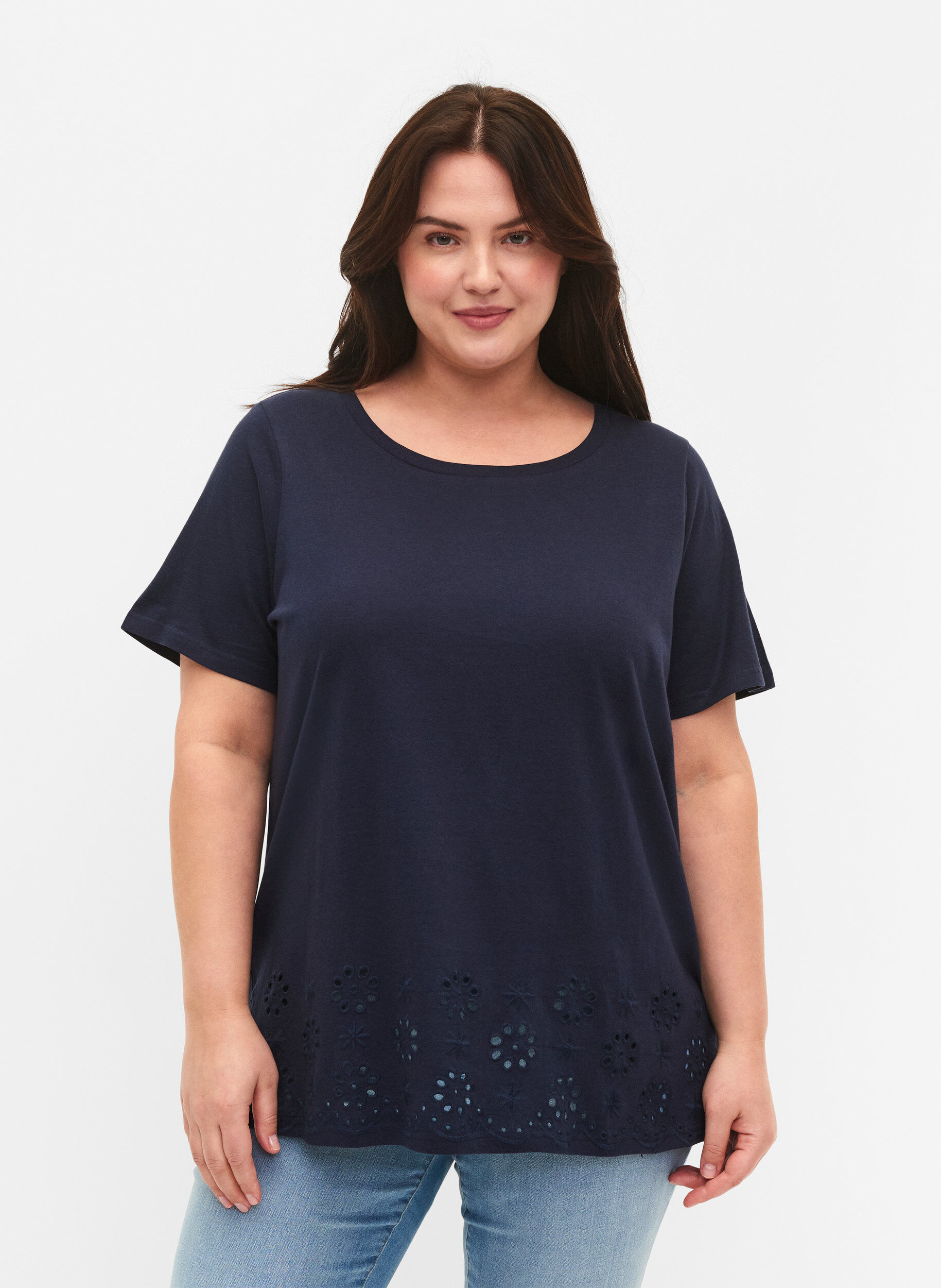 Zizzi T-shirt en coton avec broderie anglaise, Navy Blazer, Model image number 0