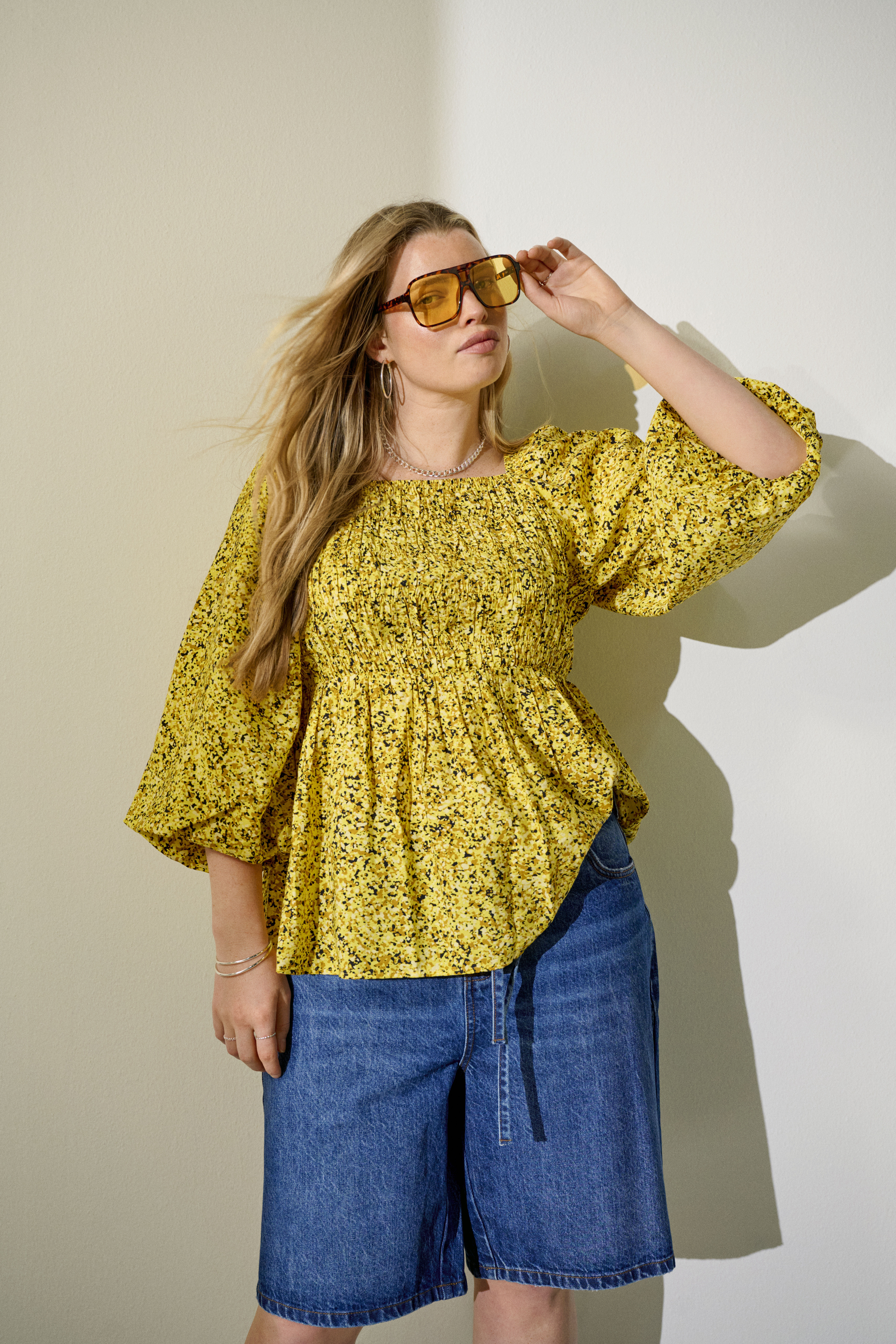 Blouse jaune avec d&eacute;tails, , Model
