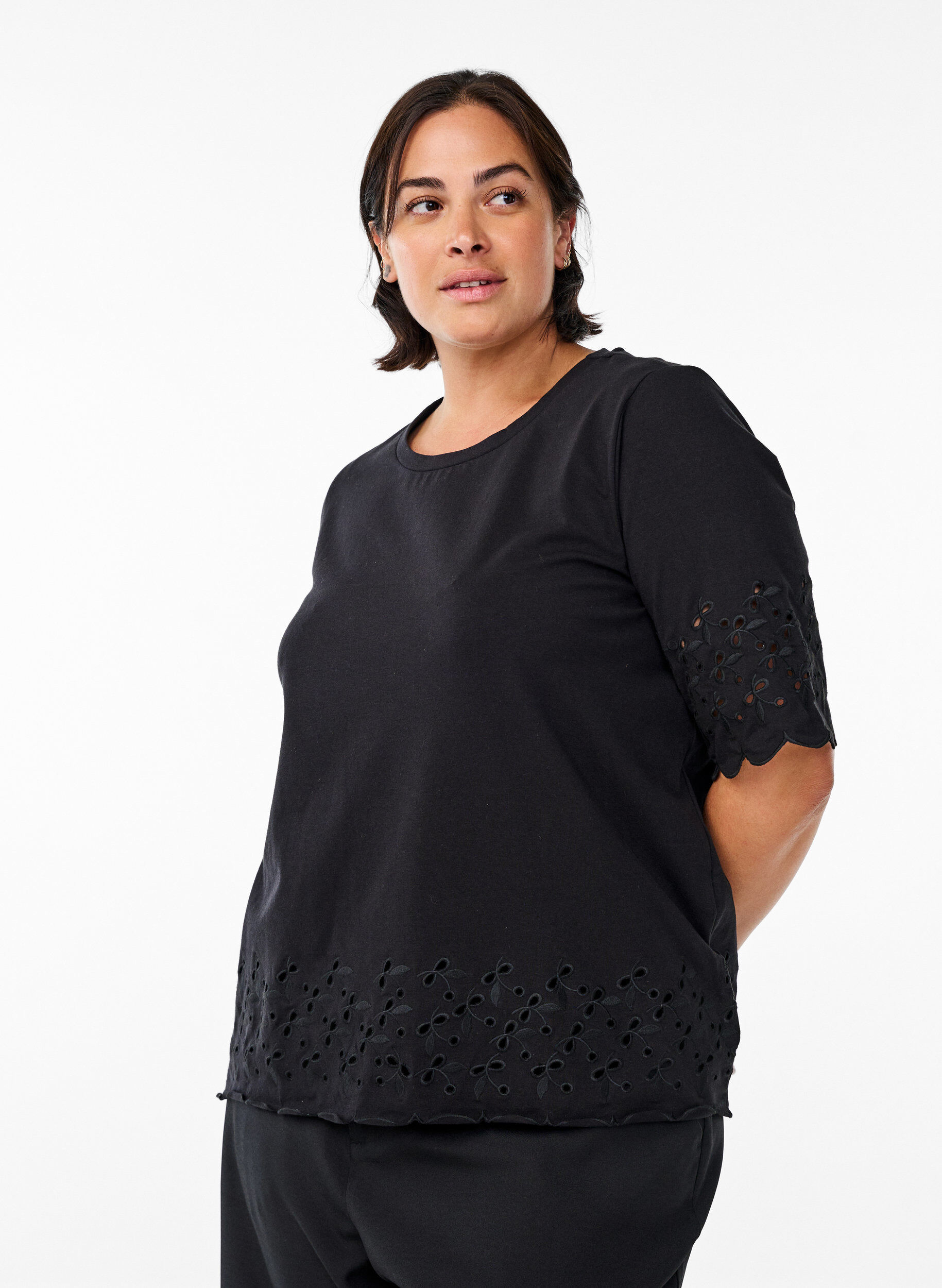 Zizzi T-shirt avec broderie anglaise et bords &eacute;chancr&eacute;s, Noir, Model image number 0