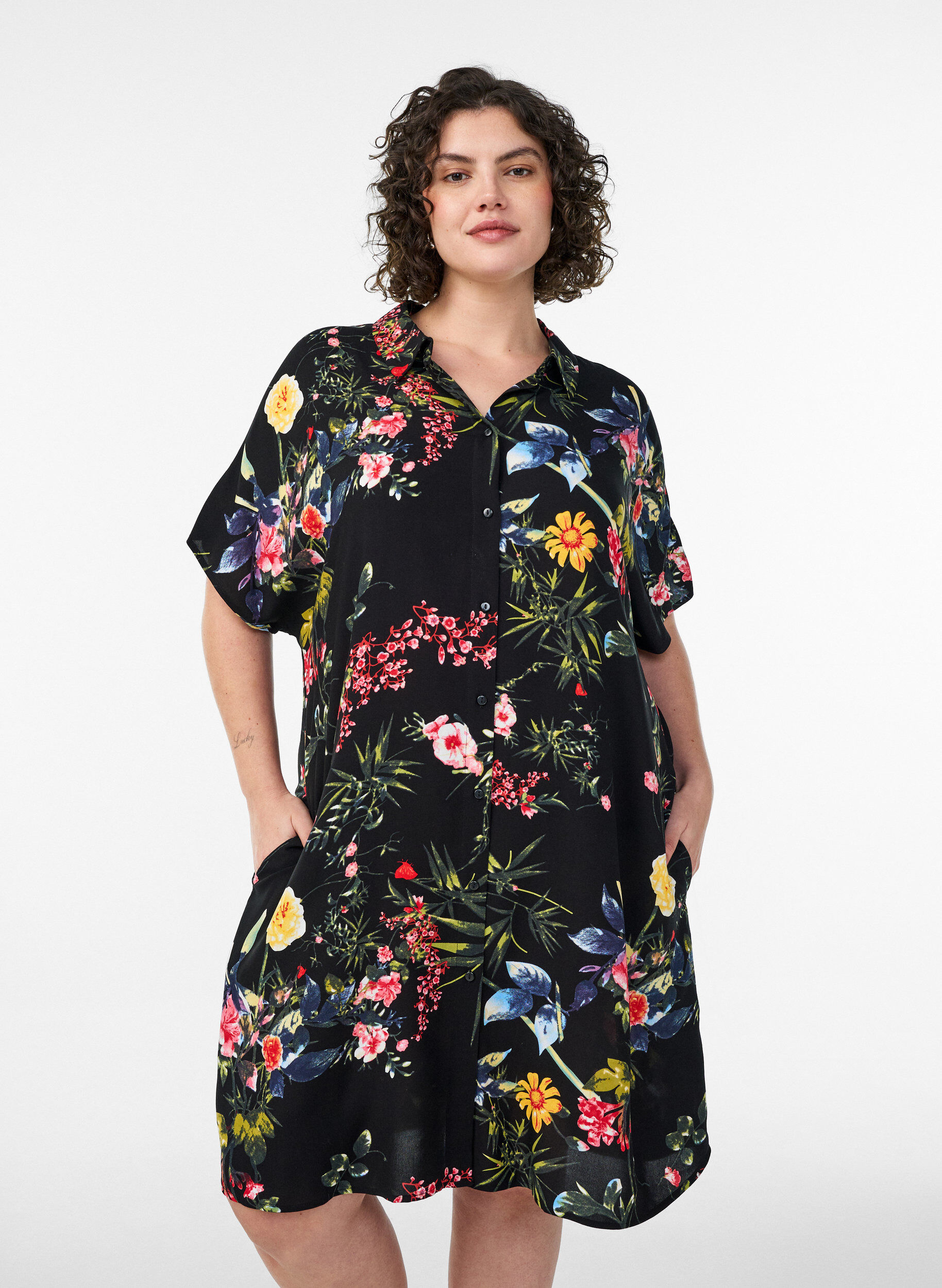 Zizzi Chemise longue ample en viscose, Noir, Model image number 1