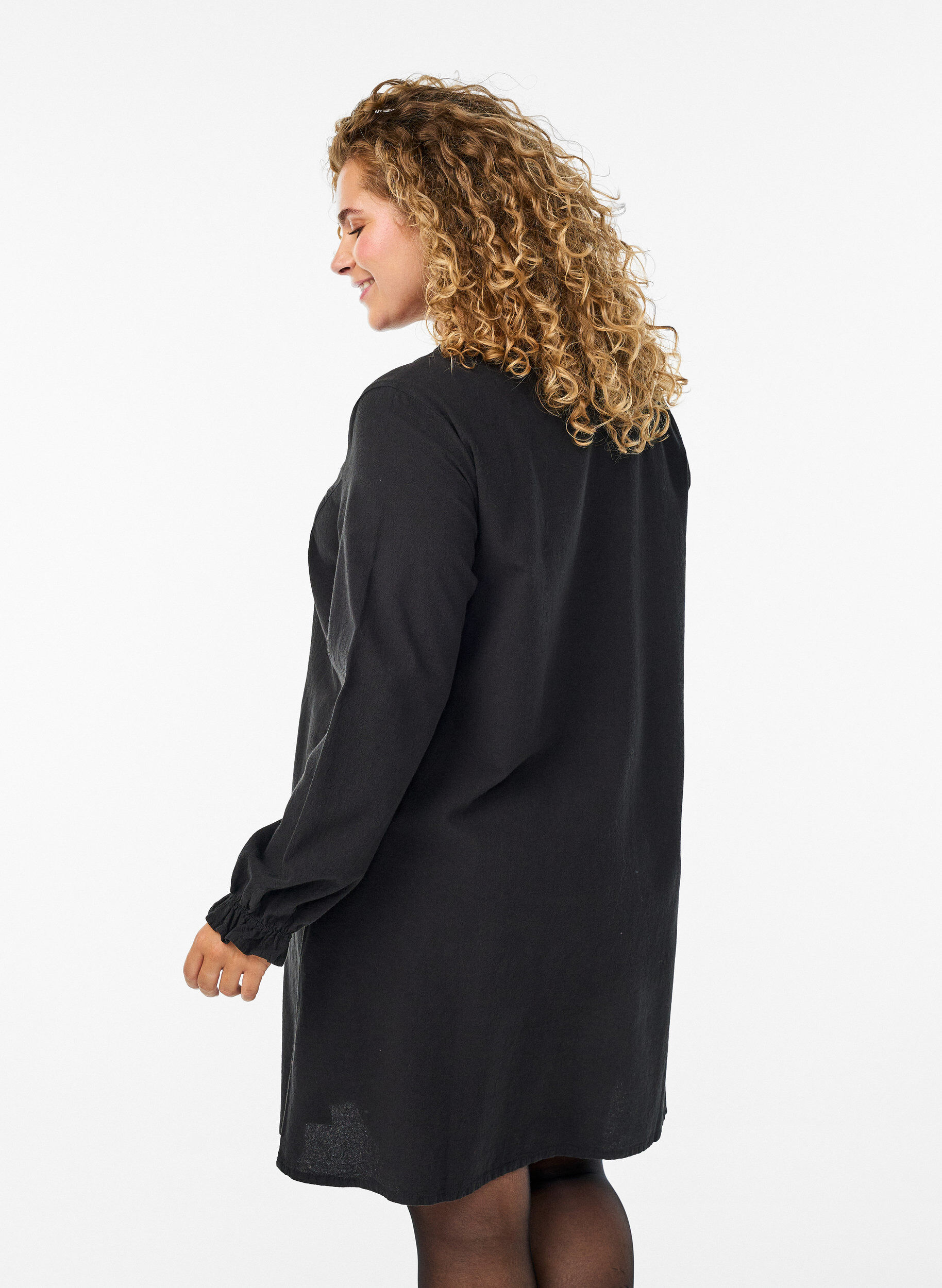 Zizzi Robe courte en coton avec col en V, Noir, Model image number 2