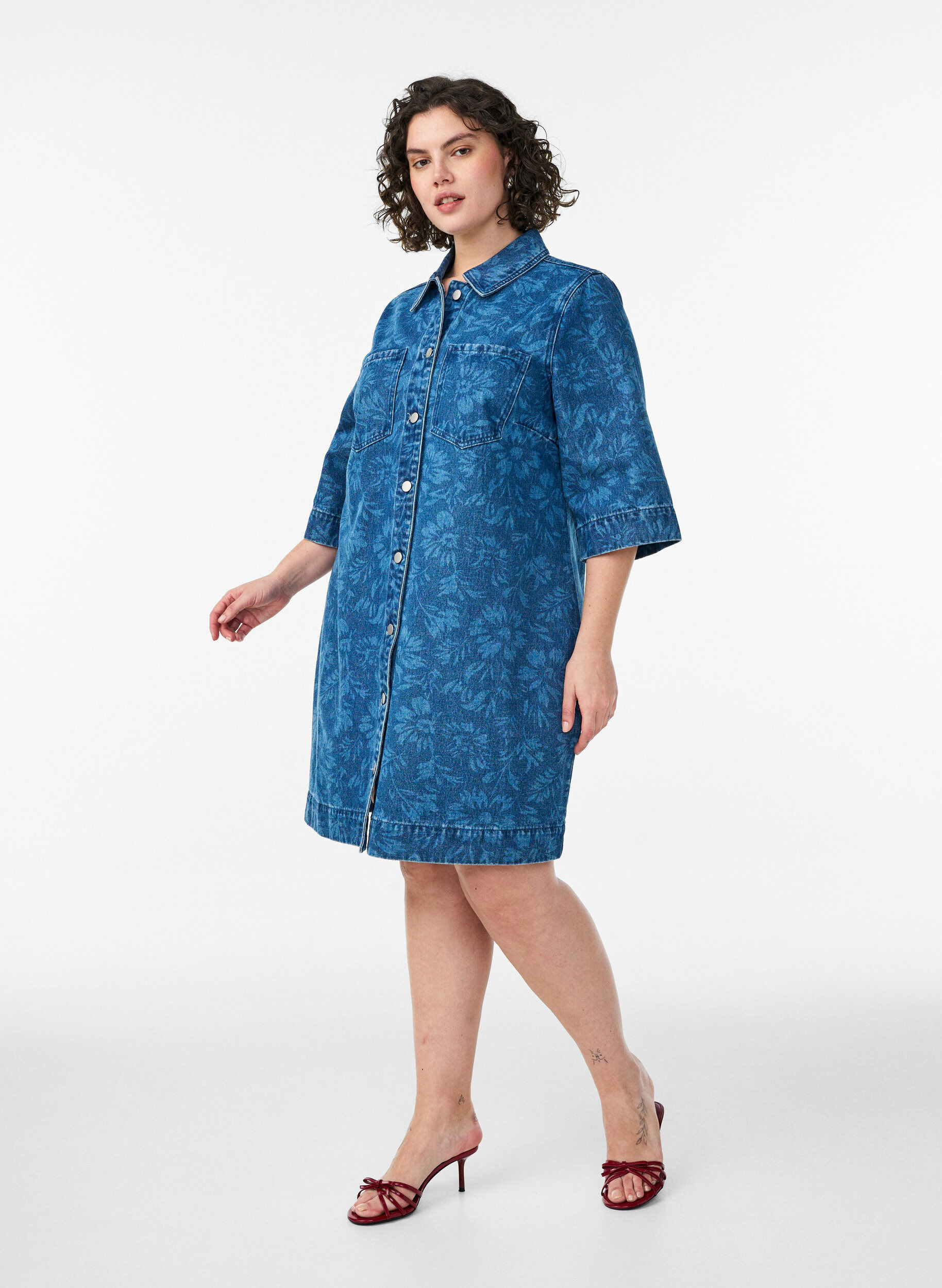 Zizzi Robe en jean &agrave; imprim&eacute; floral avec poches poitrine, Bleu, Model image number 1