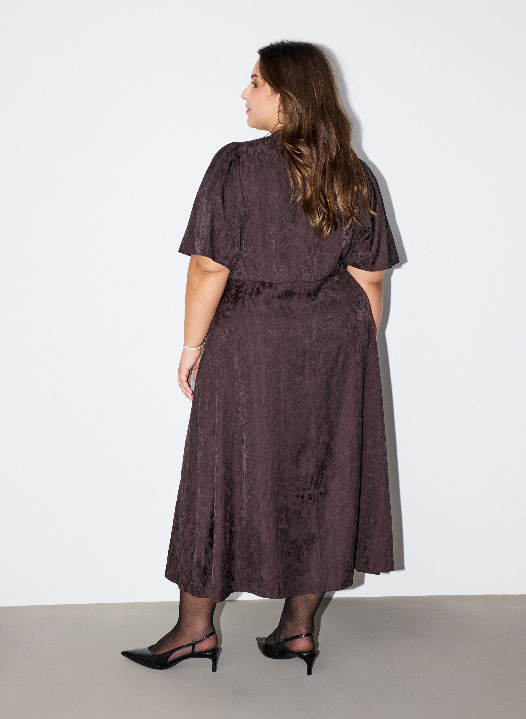 ZizziRobe midi en jacquard &agrave; motif cachemire et manches papillon, Marron, Model image number 1