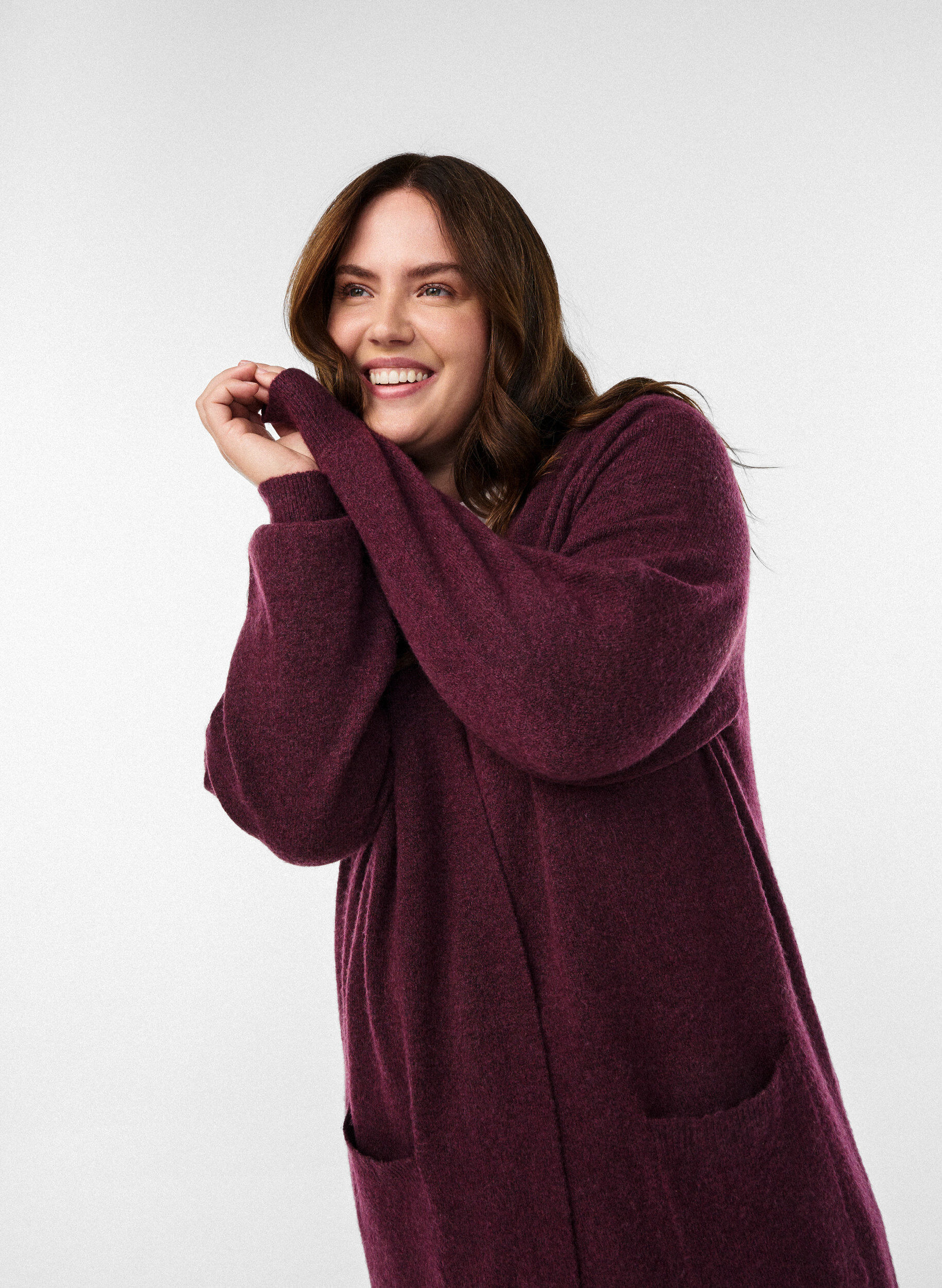 Zizzi Cardigan long en maille avec poches, Bordeaux, Model image number 2