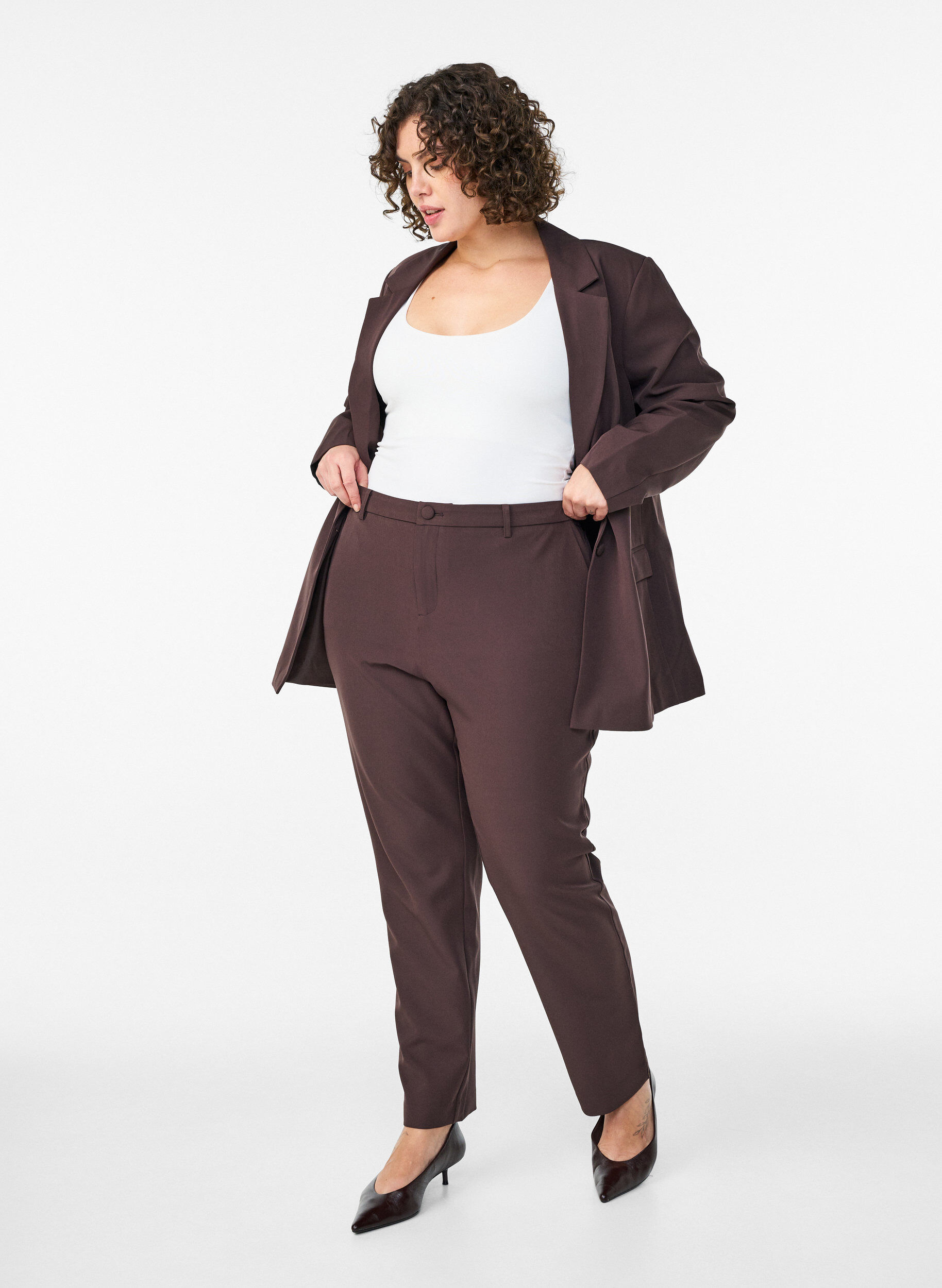 Pantalon avec poches et jambes droites, Marron, Model
