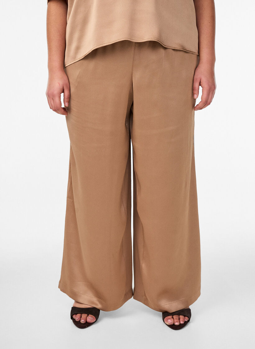 Pantalon aspect satin &agrave; jambes larges et droites, Marron, Model image number 2