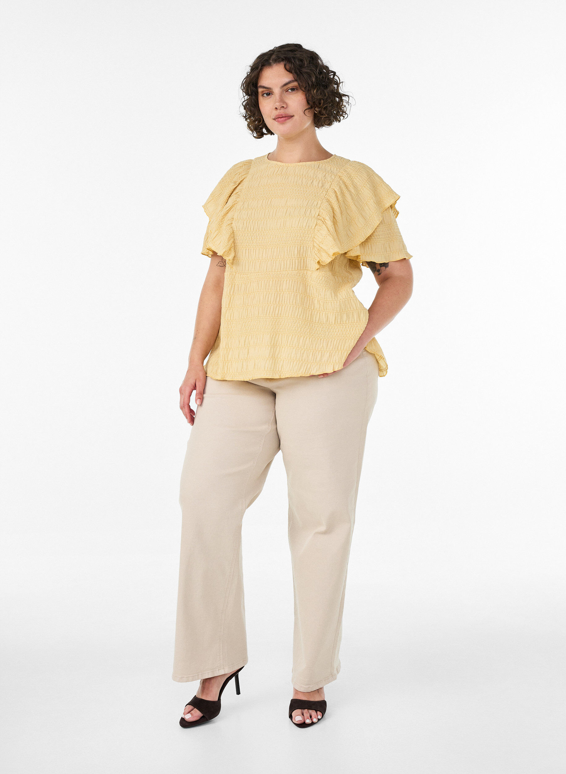 ZizziBlouse avec texture smock&eacute;e et manches &agrave; volants, Jaune clair, Model image number 1