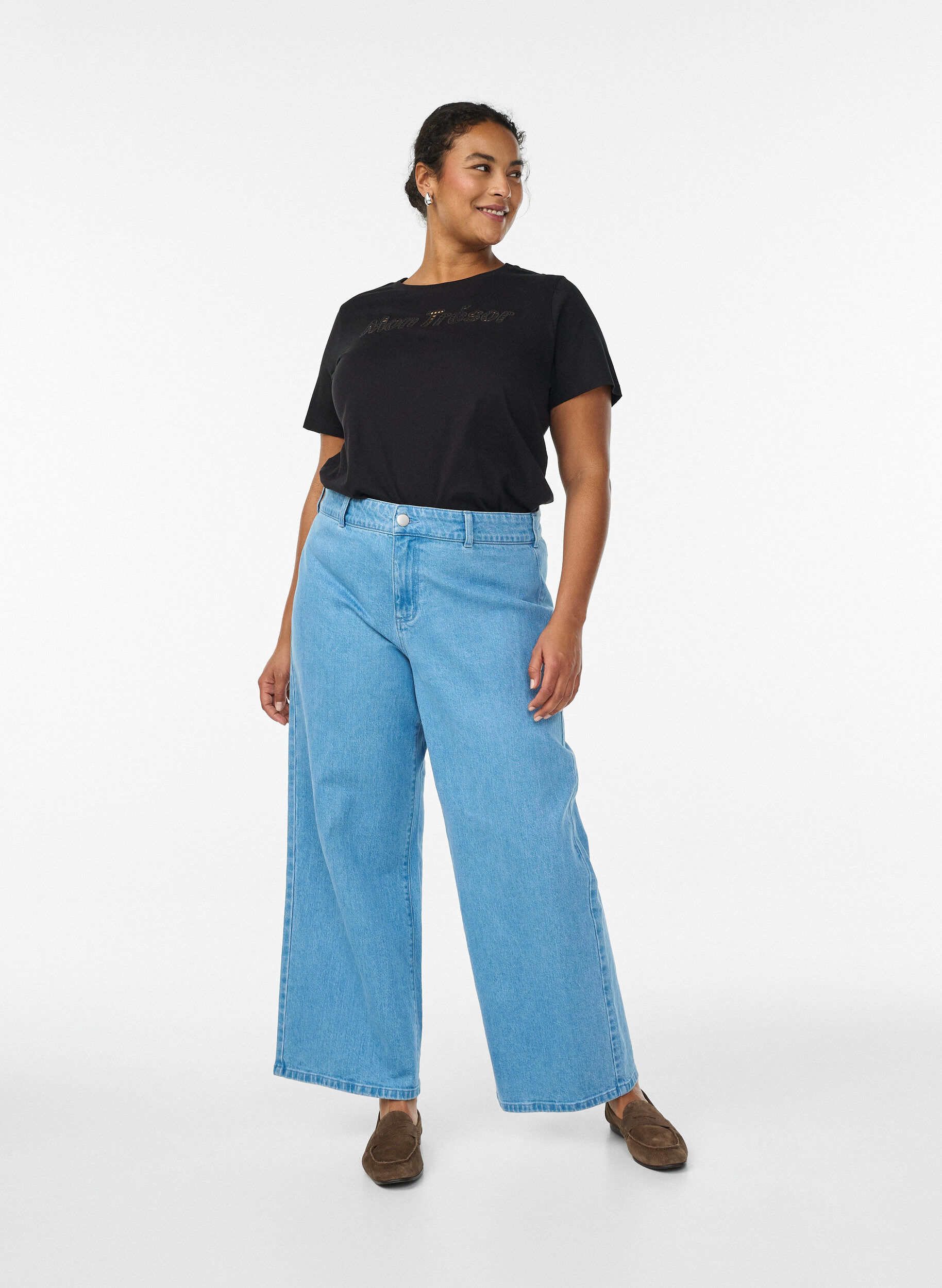 Zizzi T-shirt en coton avec un d&eacute;tail d&eacute;coratif sur le devant, Noir, Model image number 1