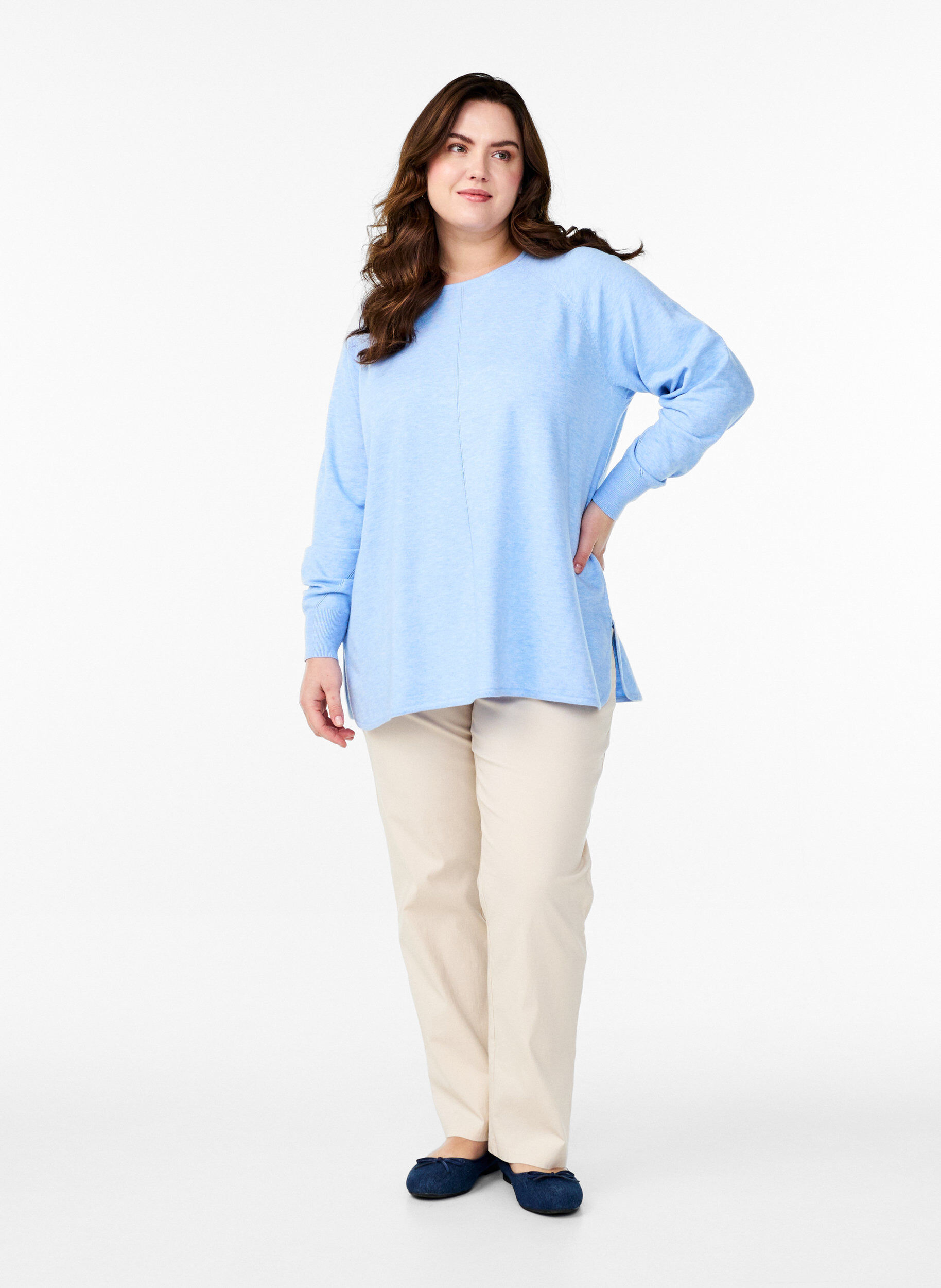 Zizzi Blouse en maille &agrave; col rond et motif tricot&eacute;, Bleu Clair, Model image number 1