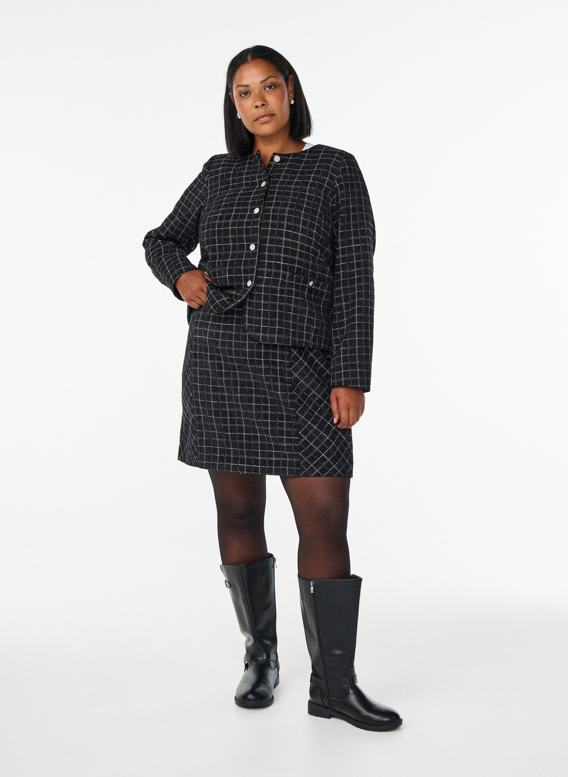 Zizzi Blazer court en boucl&eacute; &agrave; carreaux &agrave; col rond, Noir, Model image number 1