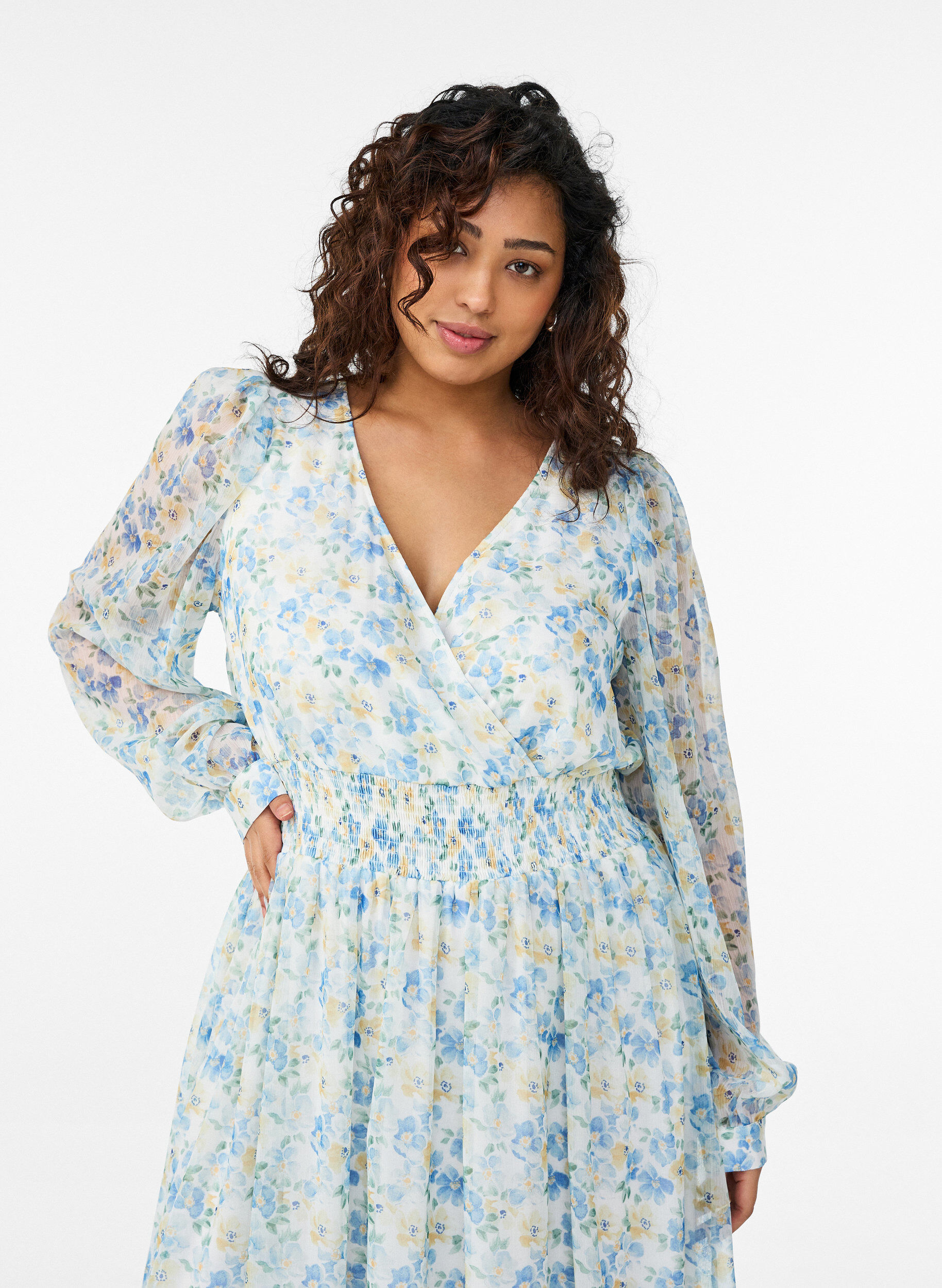 Zizzi Robe midi fleurie avec effet portefeuille et smocks, Bleu Clair, Model image number 2
