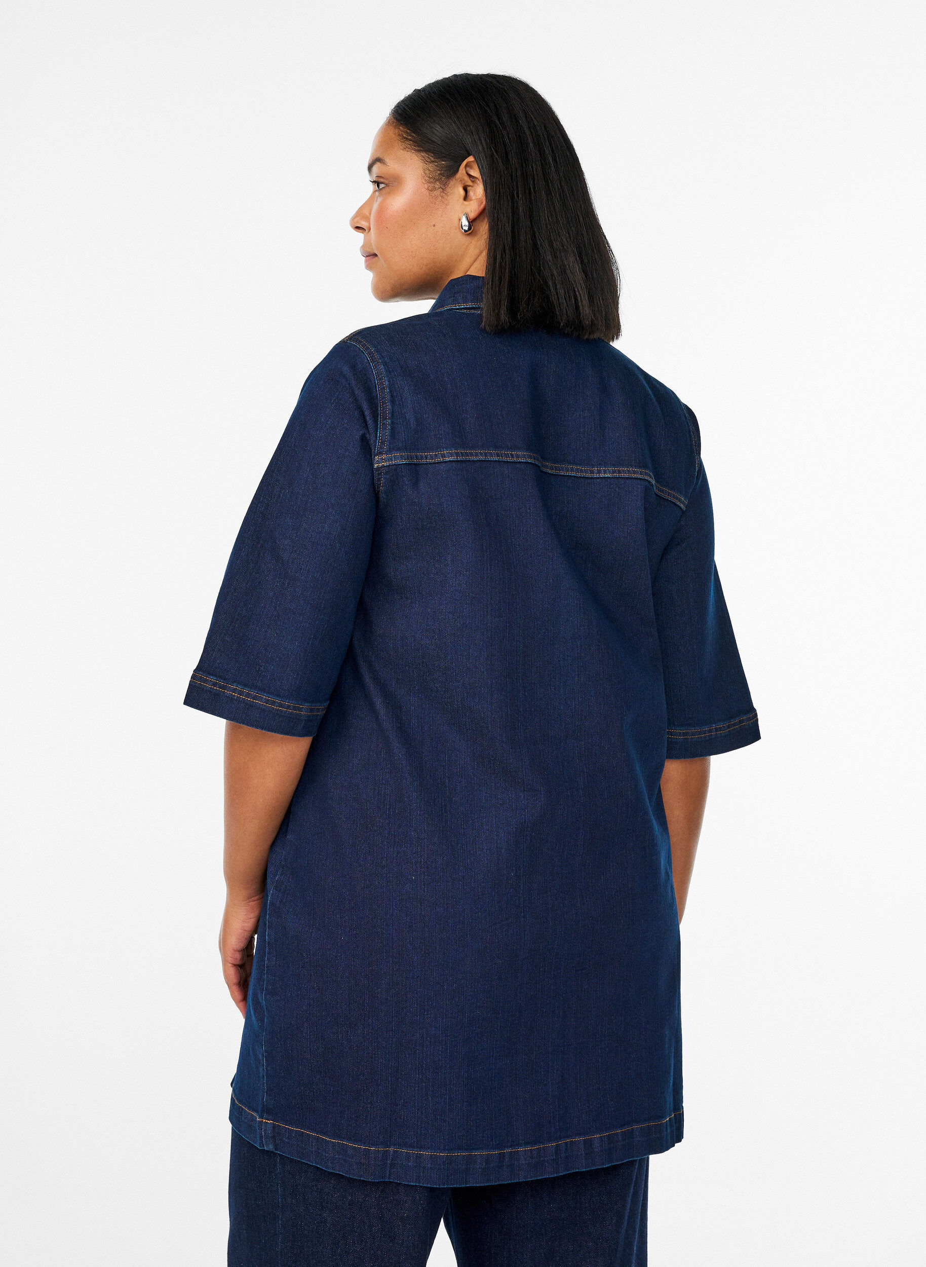 Zizzi Robe en jean avec de grandes poches et des manches 3/4, Bleu, Model image number 2