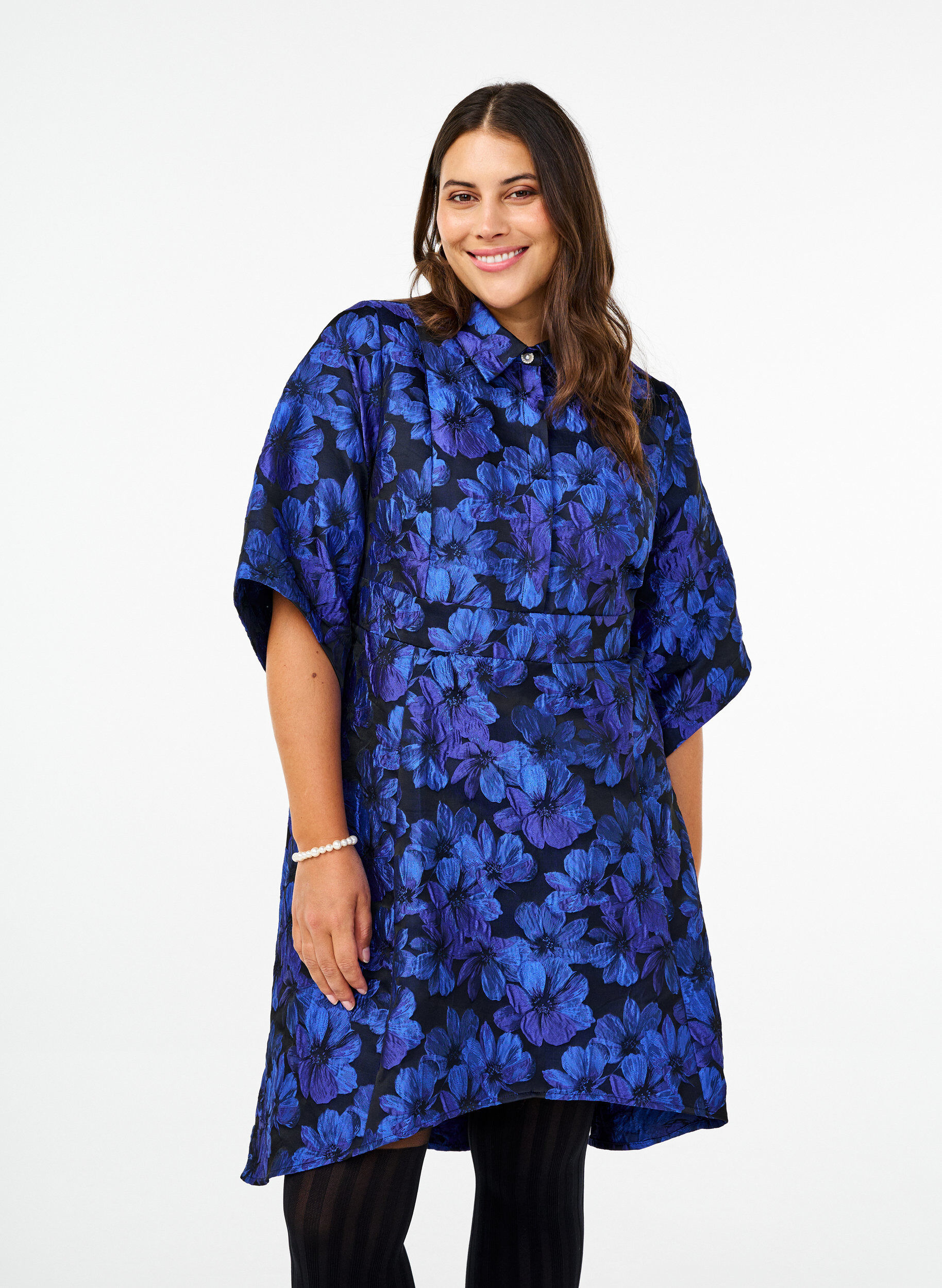 Zizzi Robe courte en jacquard avec manches 3/4, Black Blue, Model image number 0