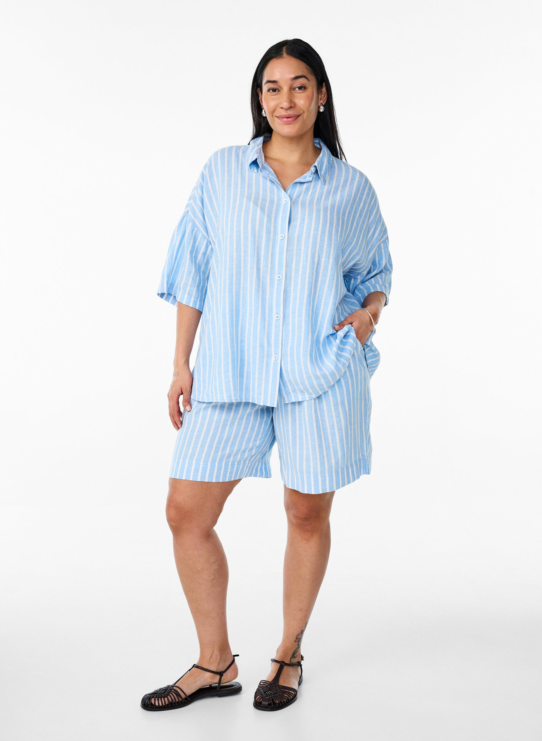 Zizzi Chemise &agrave; rayures en lin et viscose, Bleu Clair, Model image number 1