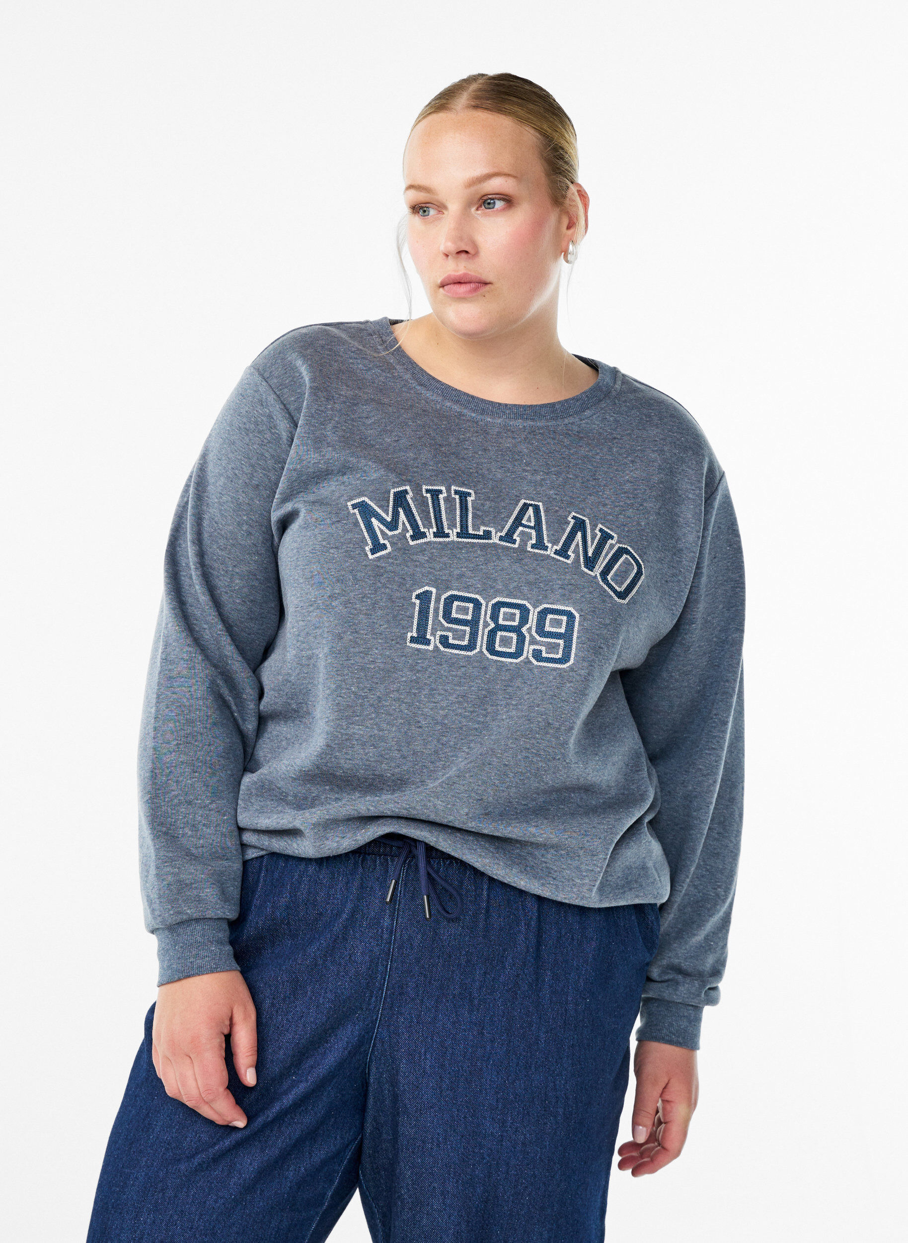 Zizzi Sweat-shirt avec motif Milan brod&eacute;, Gris anthracite, Model image number 0