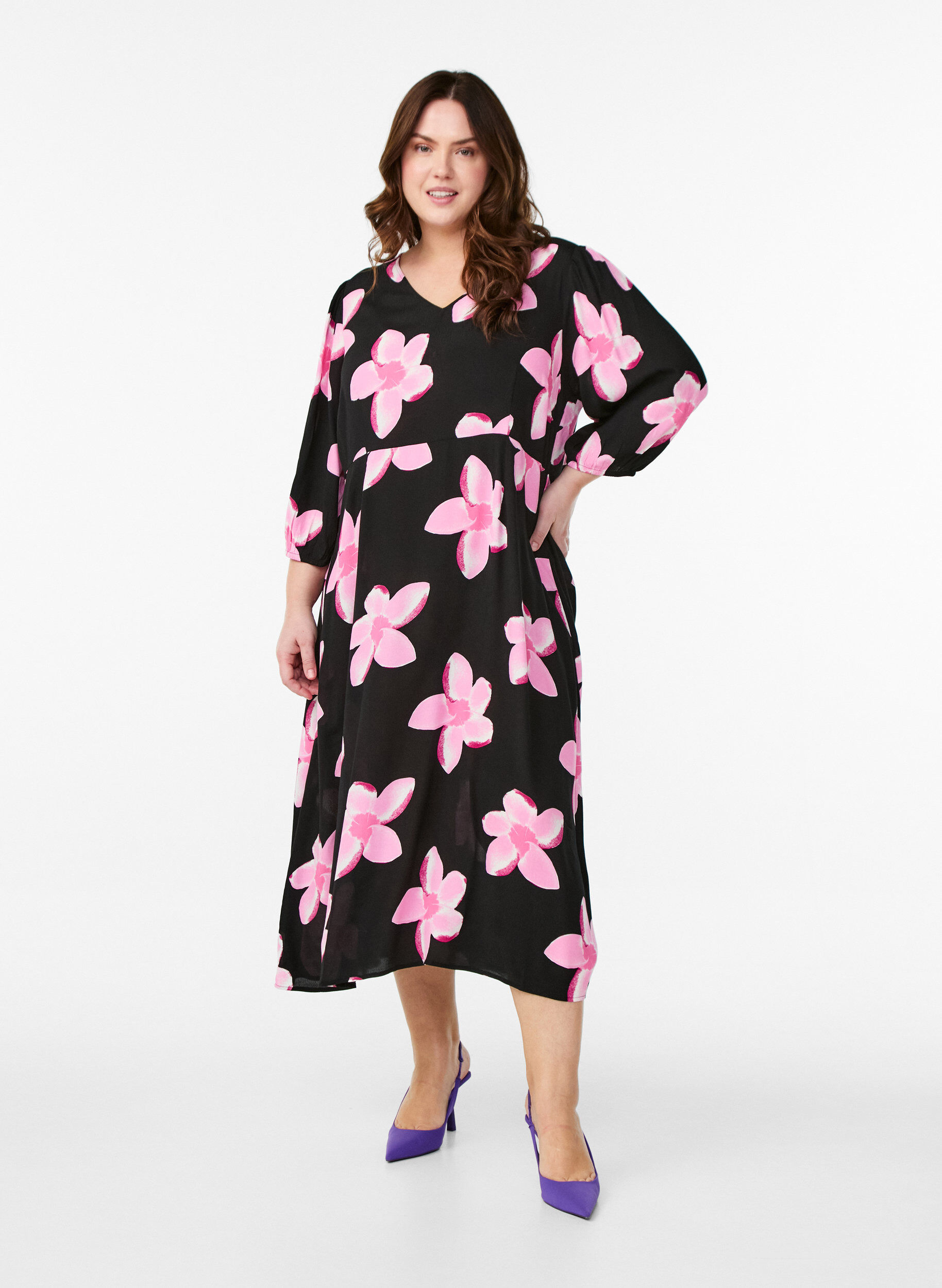Zizzi Robe mi-longue avec imprim&eacute; floral et manches 3/4, Noir, Model image number 1