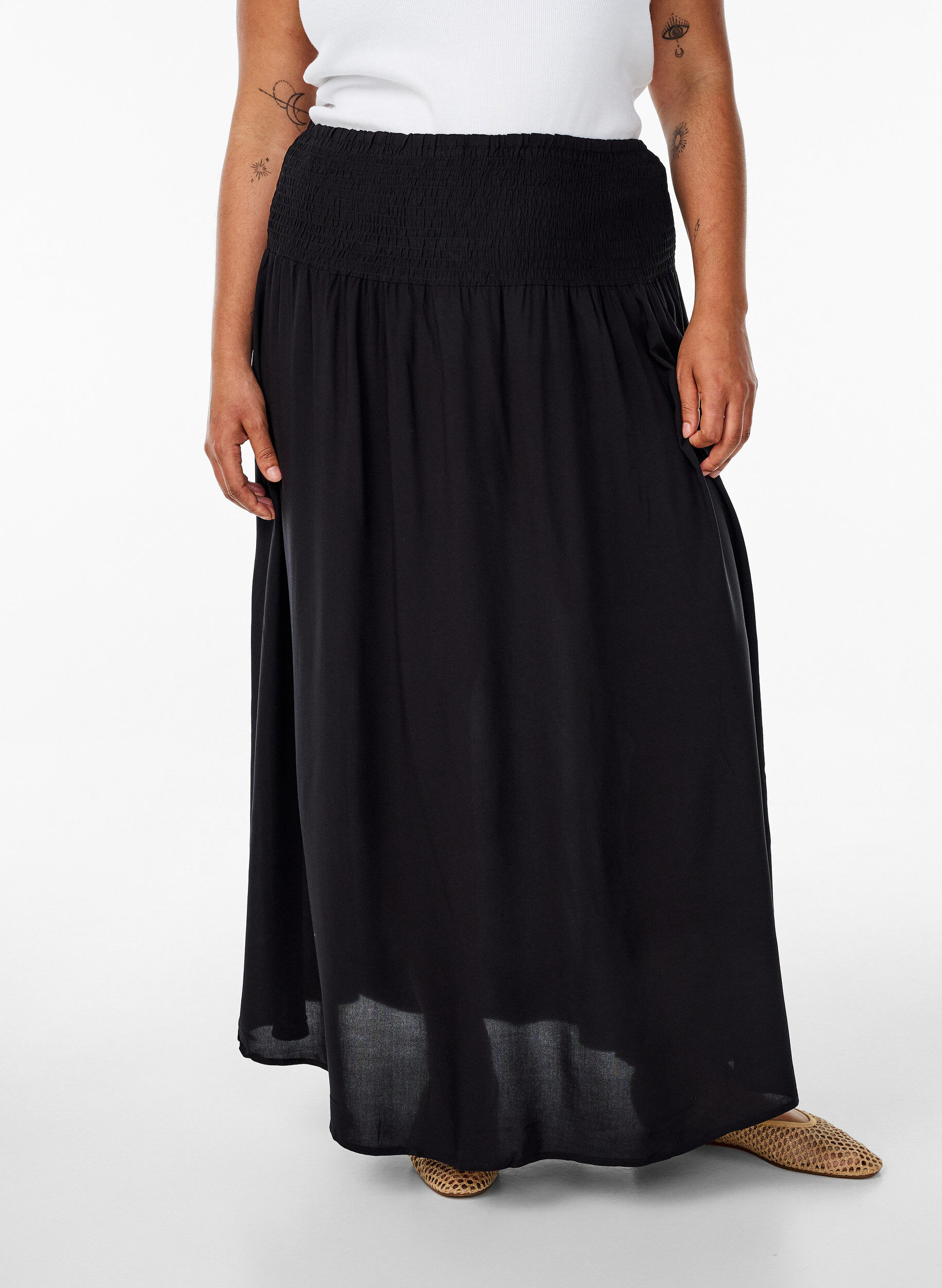 Zizzi Jupe longue en viscose avec smocks, Noir, Model image number 3