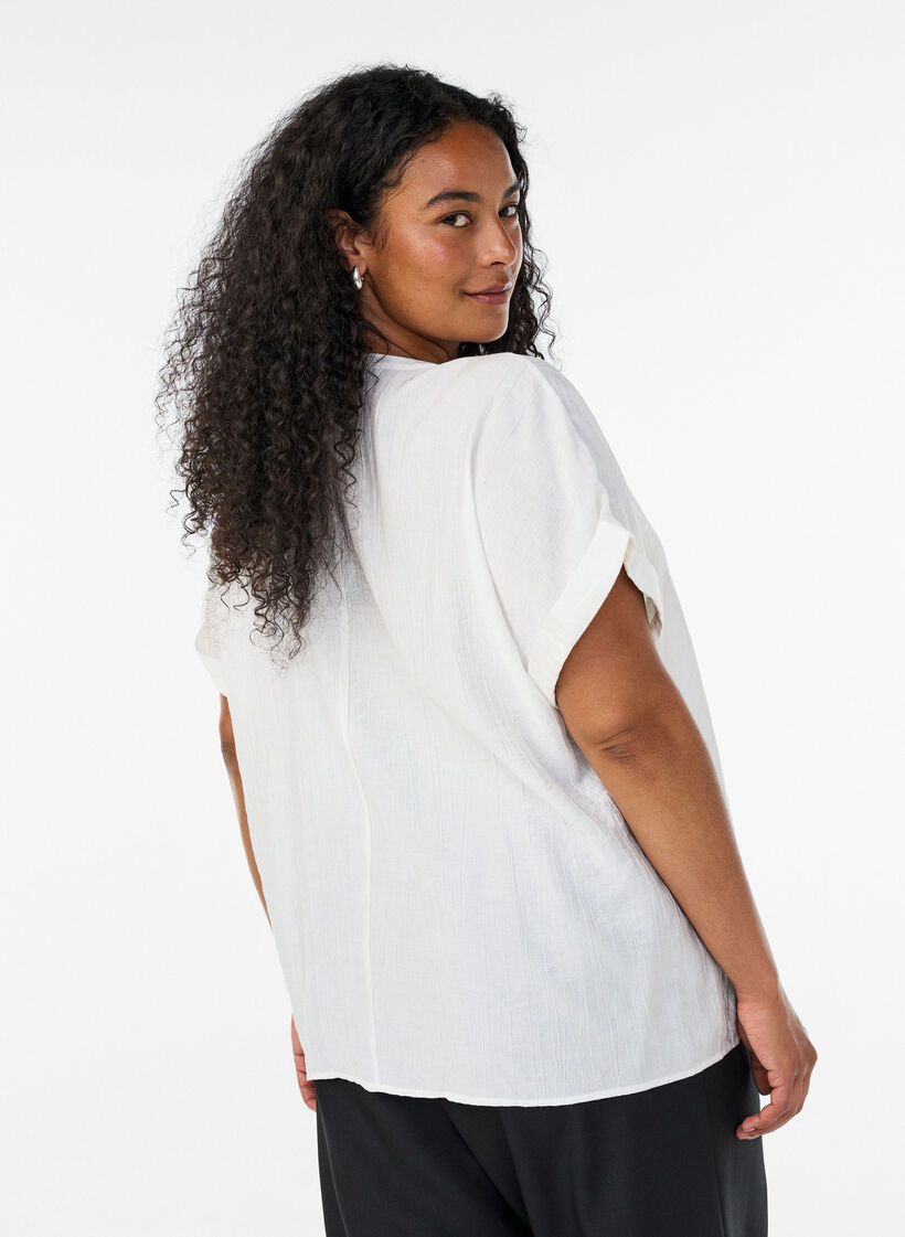 Blouse textur&eacute;e en viscose avec boutons, Vanille, Model image number 2
