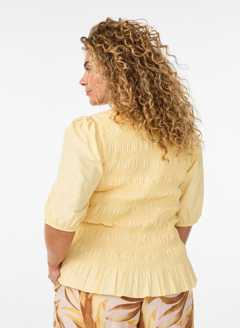Blouse smock&eacute;e avec ourlet &agrave; volants et col bateau, Jaune clair, Model image number 2