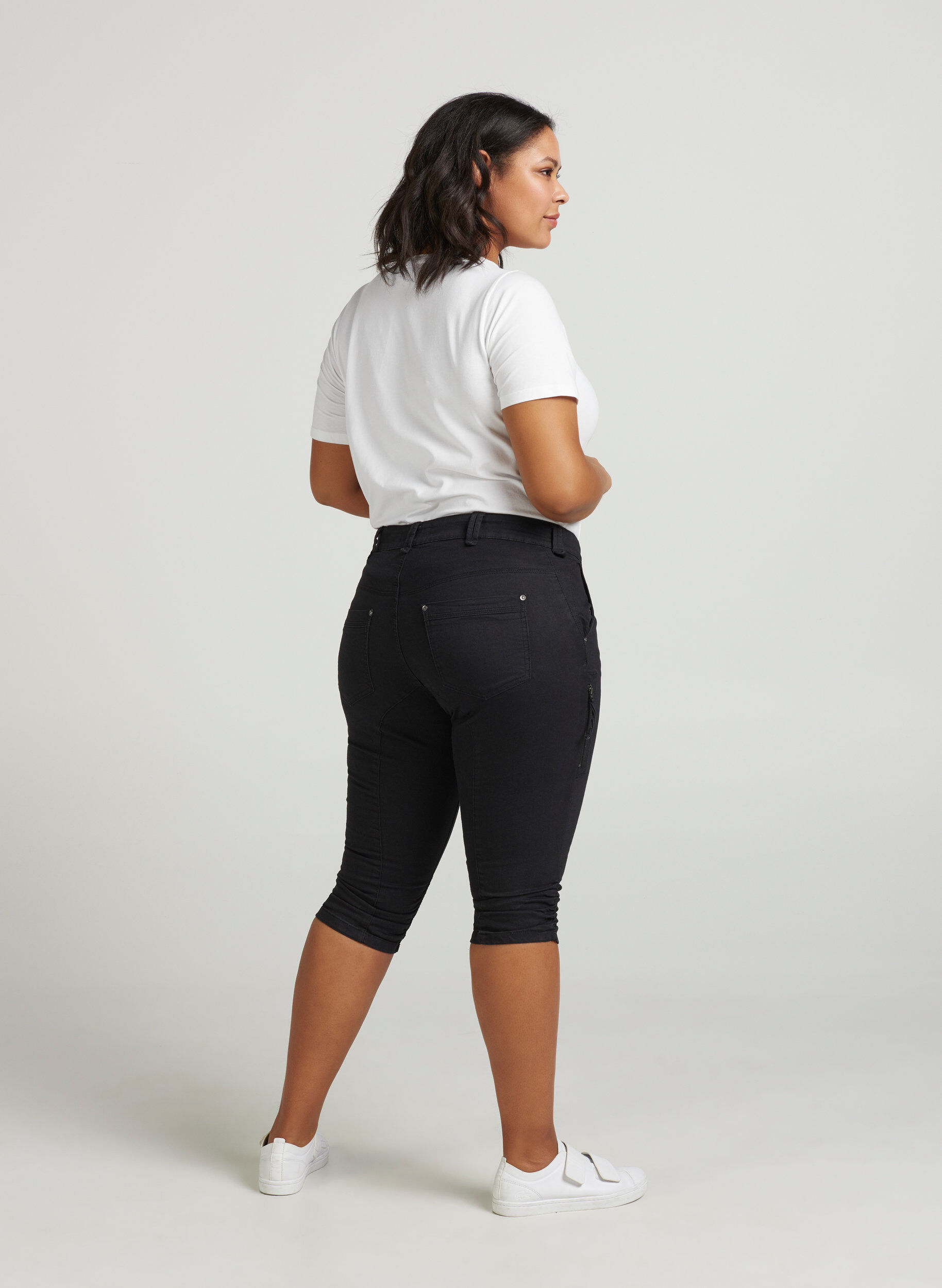 Zizzi Jean capri coupe slim avec poches, Noir, Model image number 2