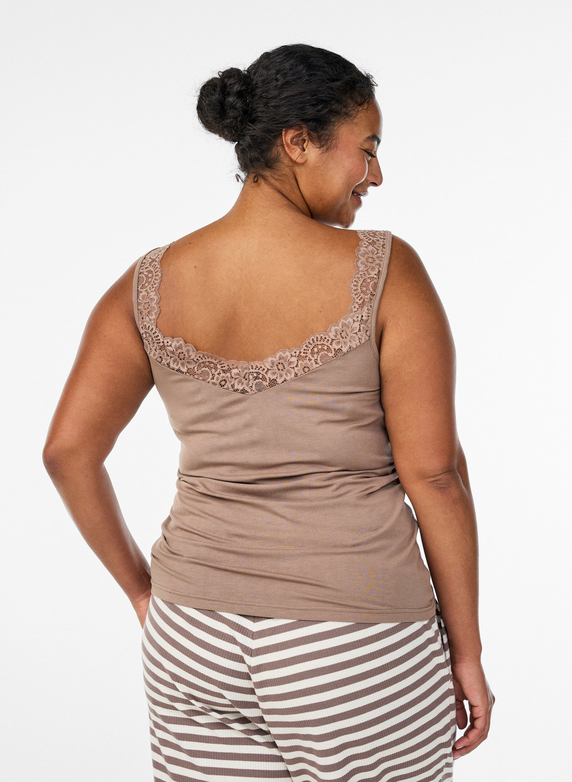 ZizziTop en viscose avec bord en dentelle, Beige, Model image number 2