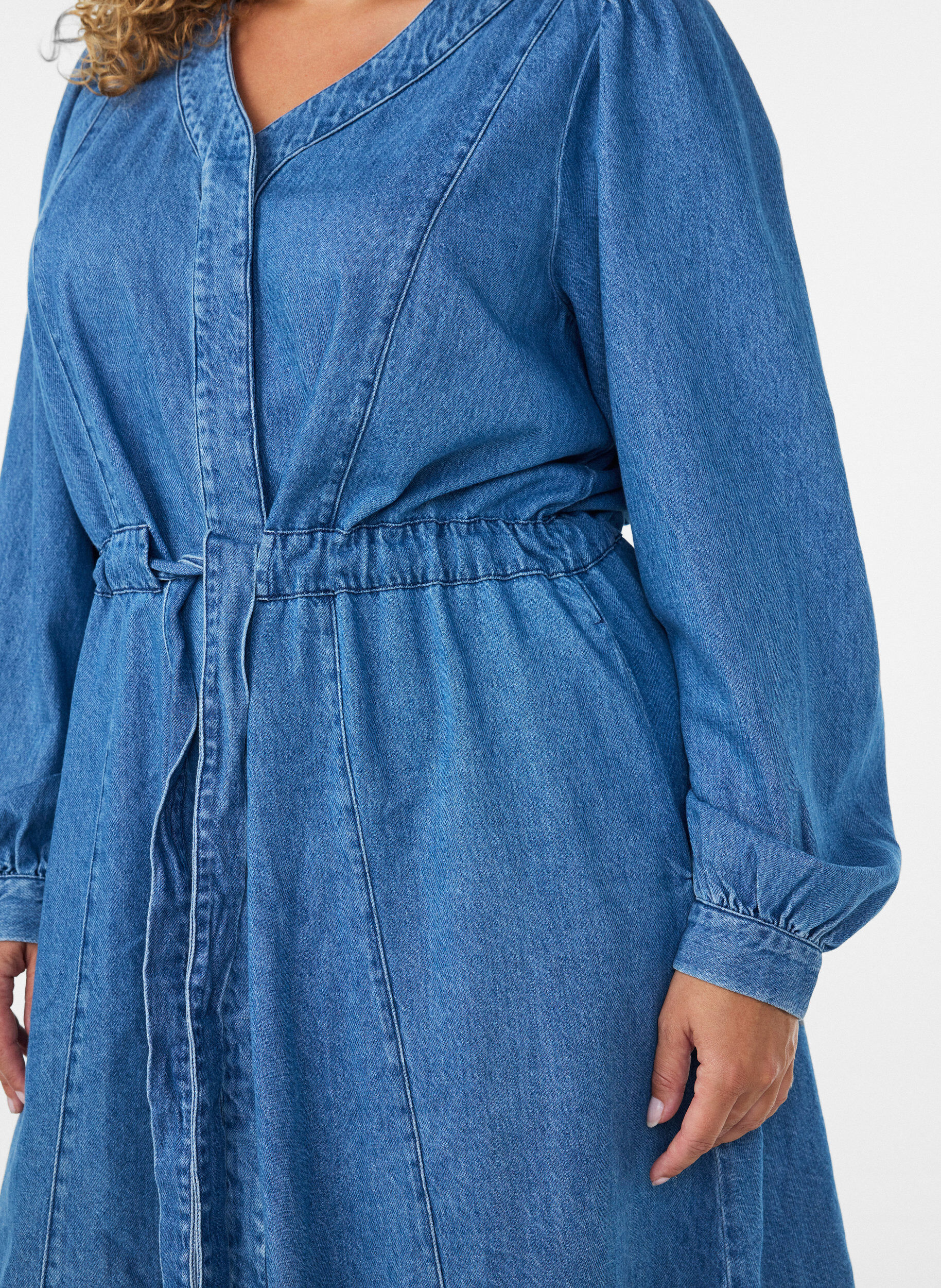 ZizziRobe en jean avec col en V et ceinture &agrave; nouer, Bleu Clair, Model image number 3